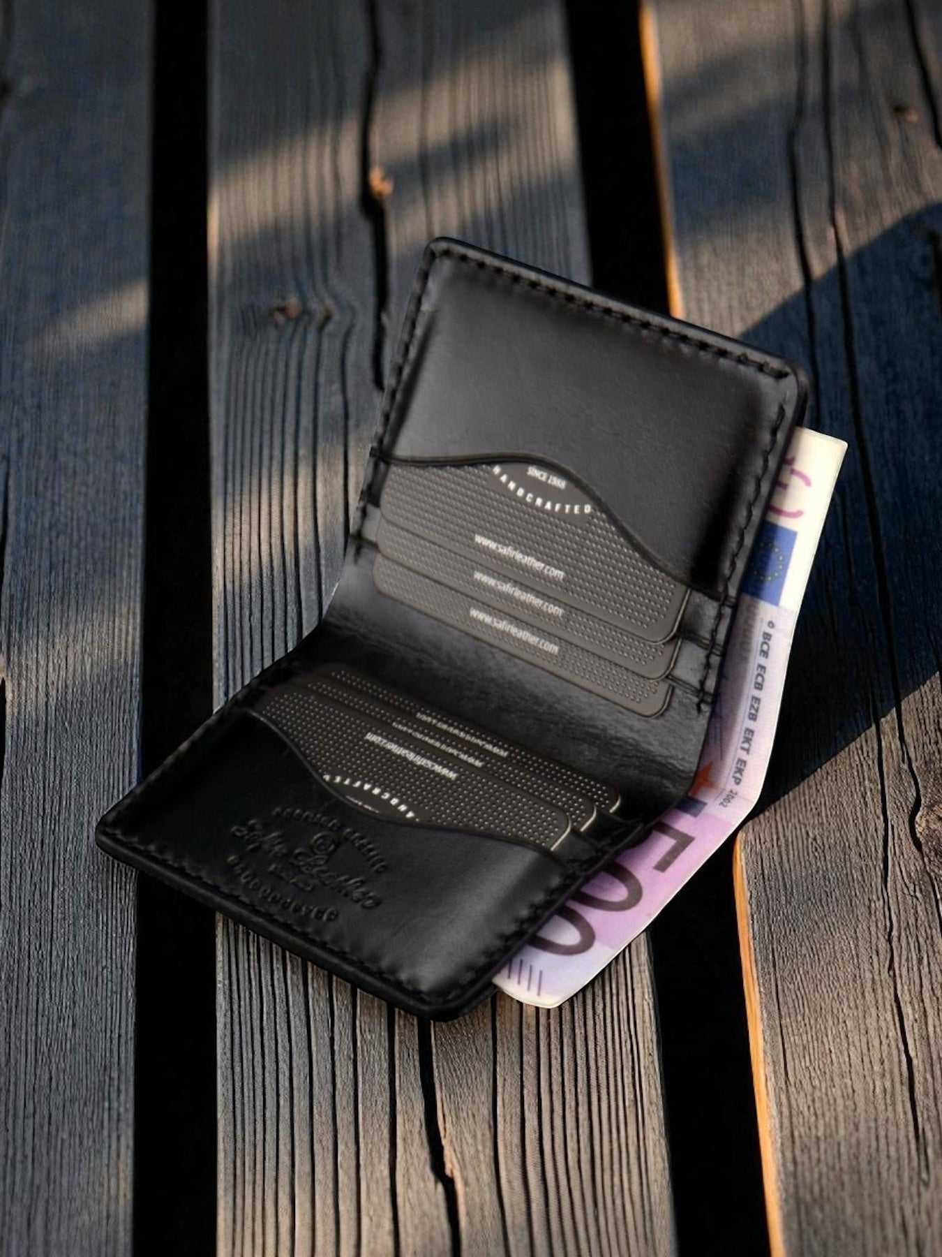 Safir Leather el yapımı siyah deri minimalist cüzdan, 8-12 kart kapasiteli, 10x8.5 cm boyutlarında.