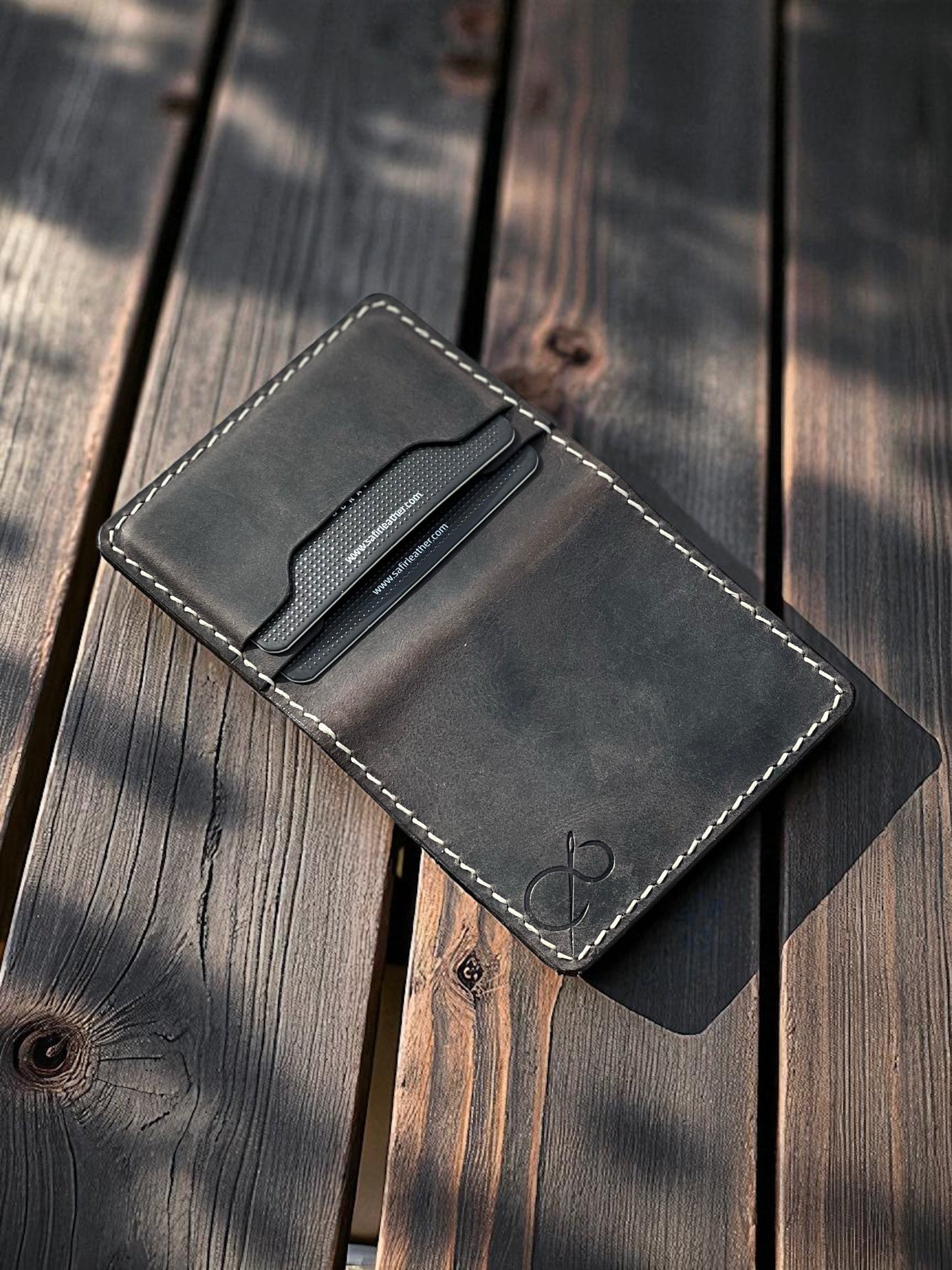 Safir Leather el yapımı siyah hakiki deri minimal cüzdan, mumlu dikiş detaylı ve kart bölmeli