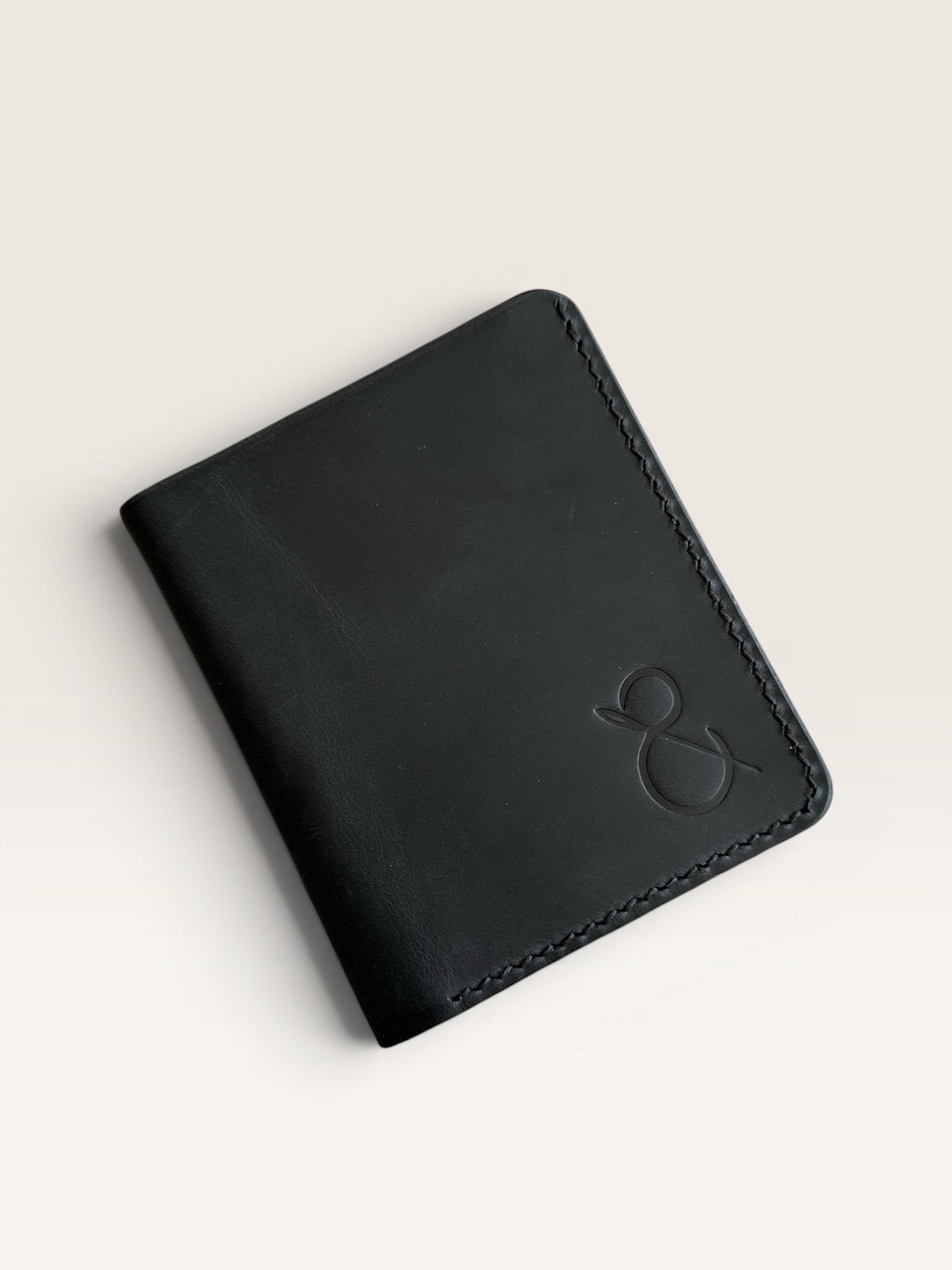 Safir Leather marka, el yapımı, dikey formda, siyah dana derisinden üretilmiş minimal tasarım erkek cüzdanı.