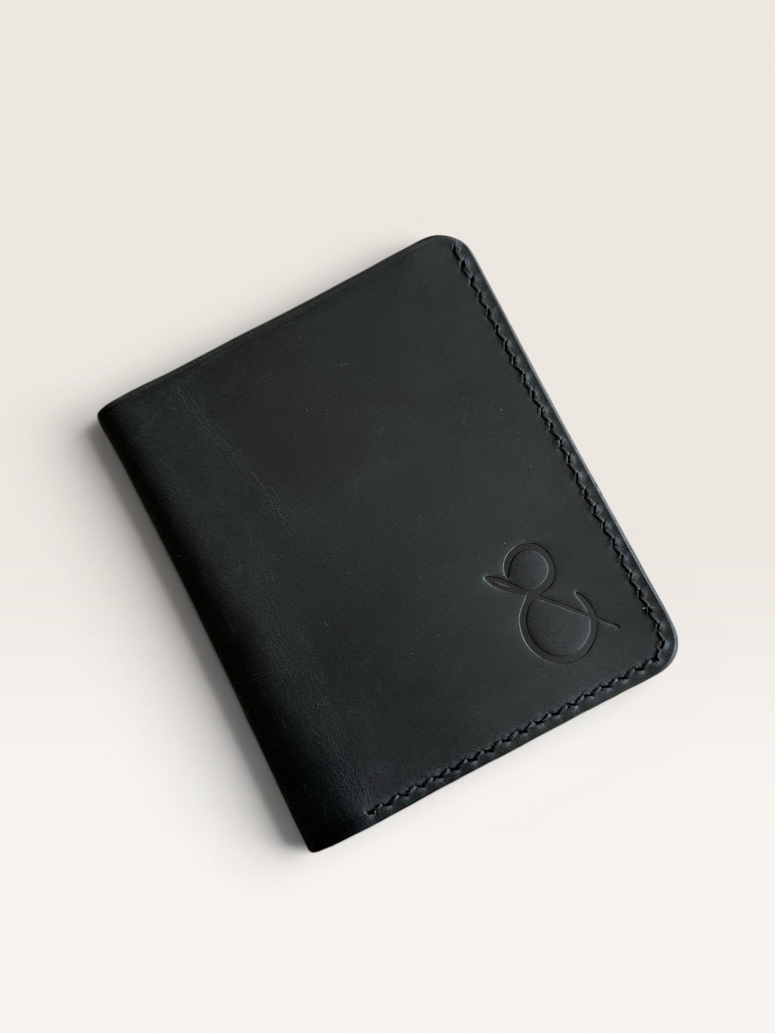 Safir Leather marka, el yapımı, dikey formda, siyah dana derisinden üretilmiş minimal tasarım erkek cüzdanı.