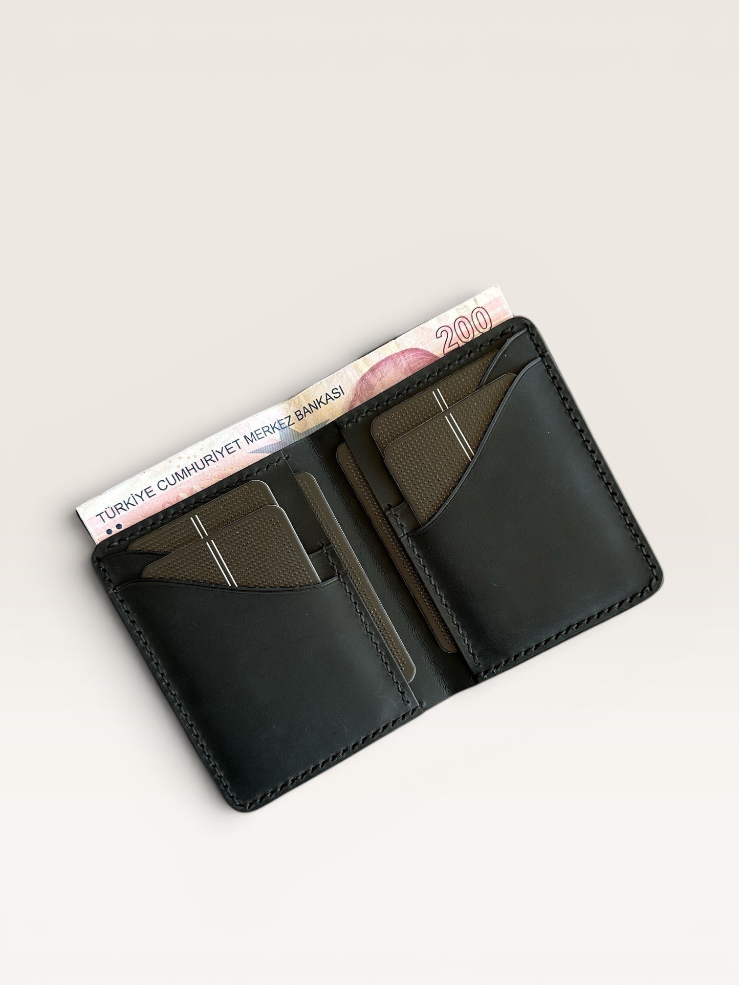 Safir Leather el yapımı siyah deri dikey cüzdan, kart bölmeleri ve kağıt para gözü ile minimal tasarım
