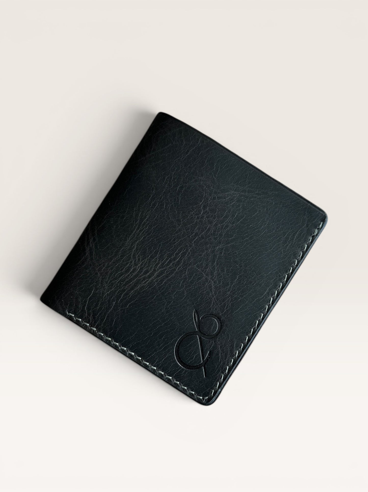Safir Leather, siyah İtalyan derisi, el yapımı, dikişli, logolu erkek cüzdanı.