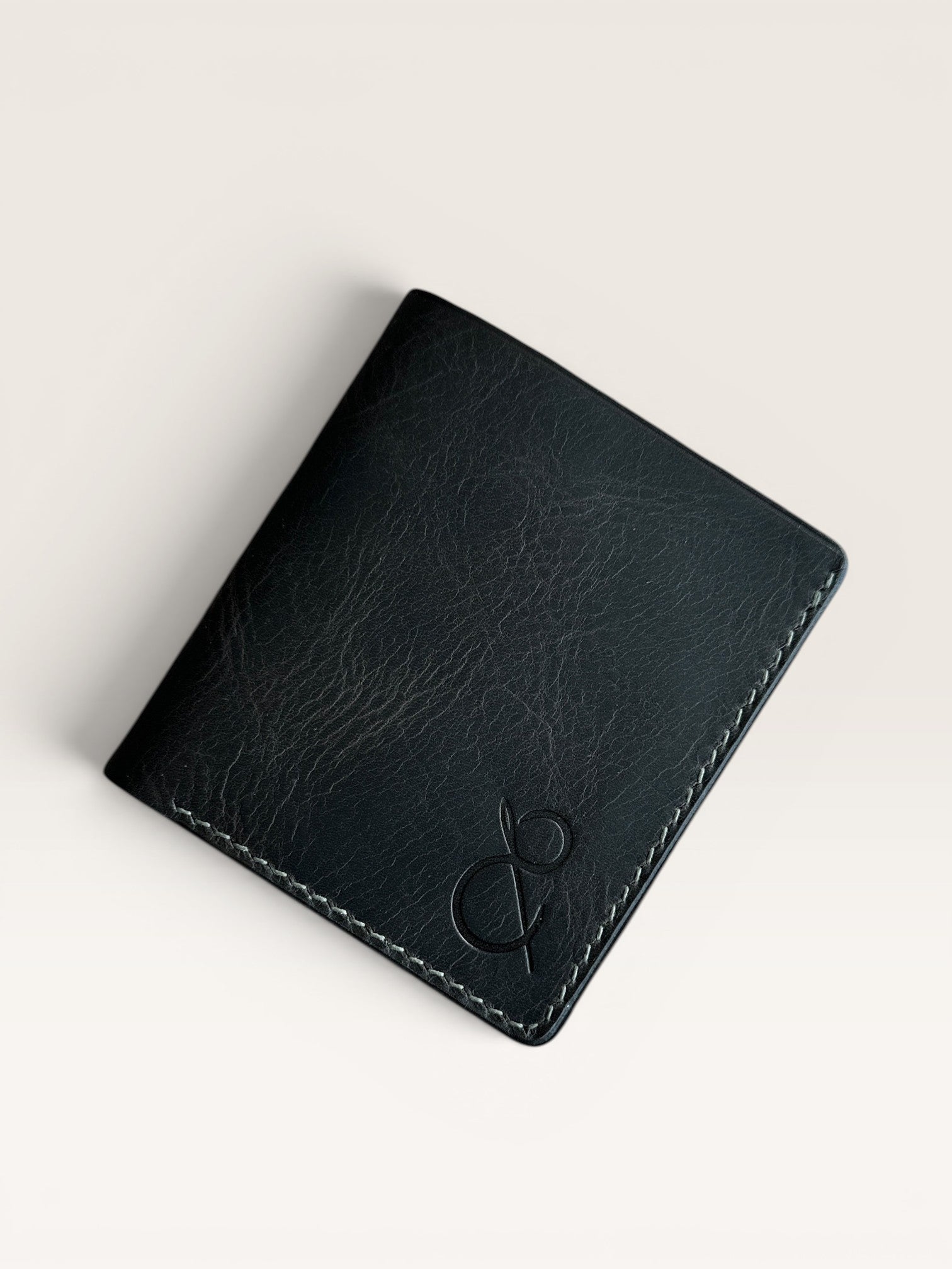 Safir Leather, siyah İtalyan derisi, el yapımı, dikişli, logolu erkek cüzdanı.
