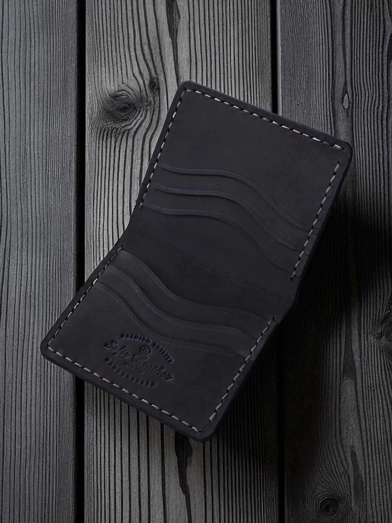 Safir Leather, siyah hakiki deri, elde dikilmiş, minimalist, kartlık cüzdan. 10x8.5 cm boyutlarında.