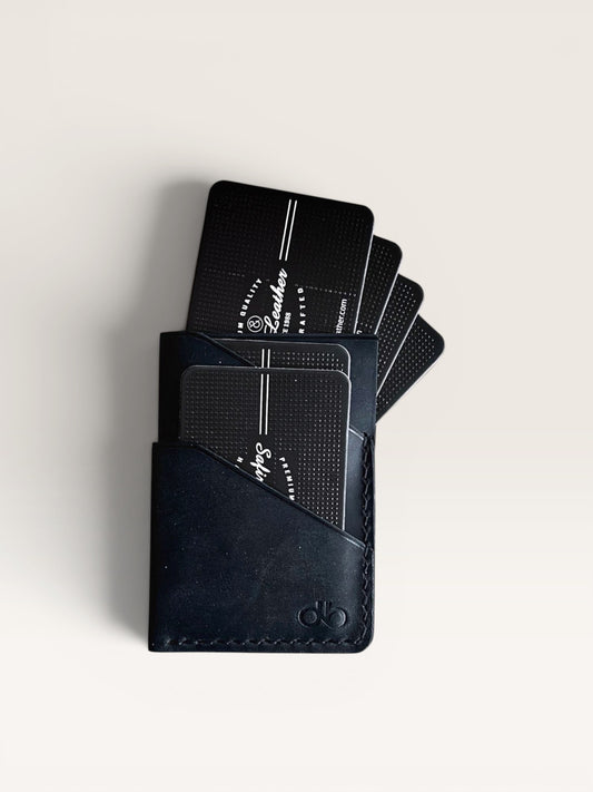 Safir Leather siyah el yapımı dana derisi kartlık, mumlu dikişli ve dört bölmeli şık unisex tasarım.
