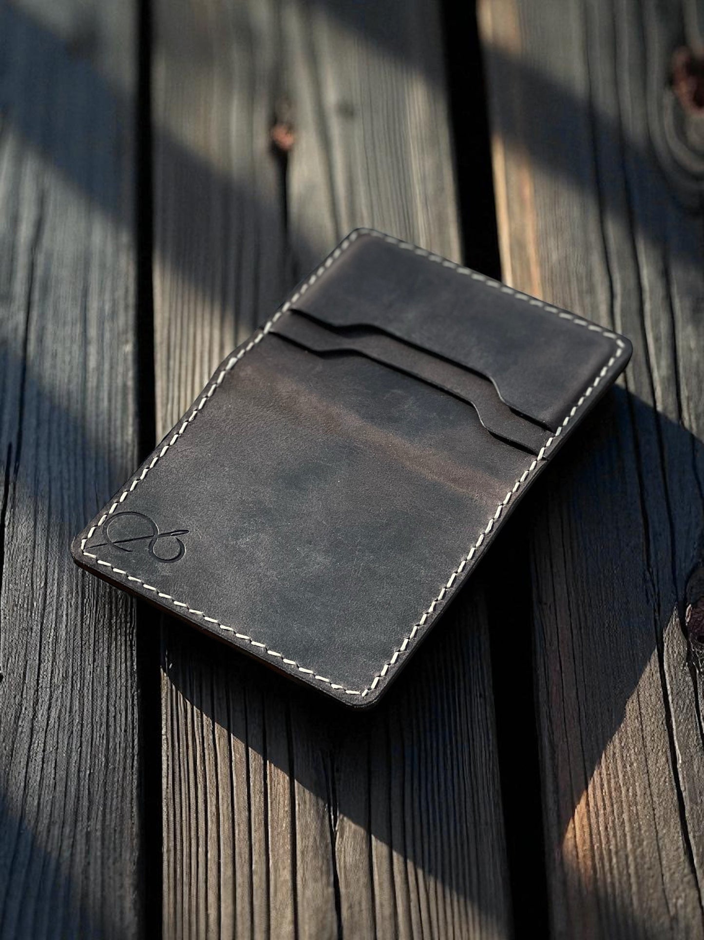 Safir Leather el yapımı, mumlu dikişli, minimal tasarımlı siyah hakiki dana derisi kartlık cüzdan