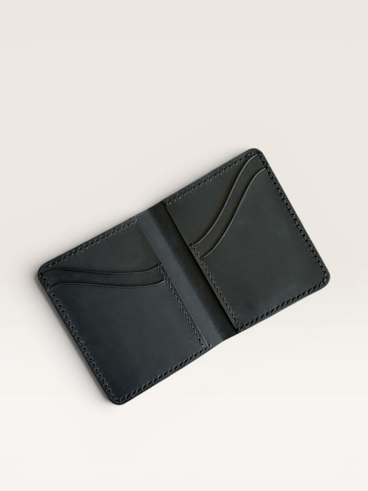 Safir Leather marka, el yapımı, dikey formda, siyah dana derisinden üretilmiş minimal kartlık cüzdan.