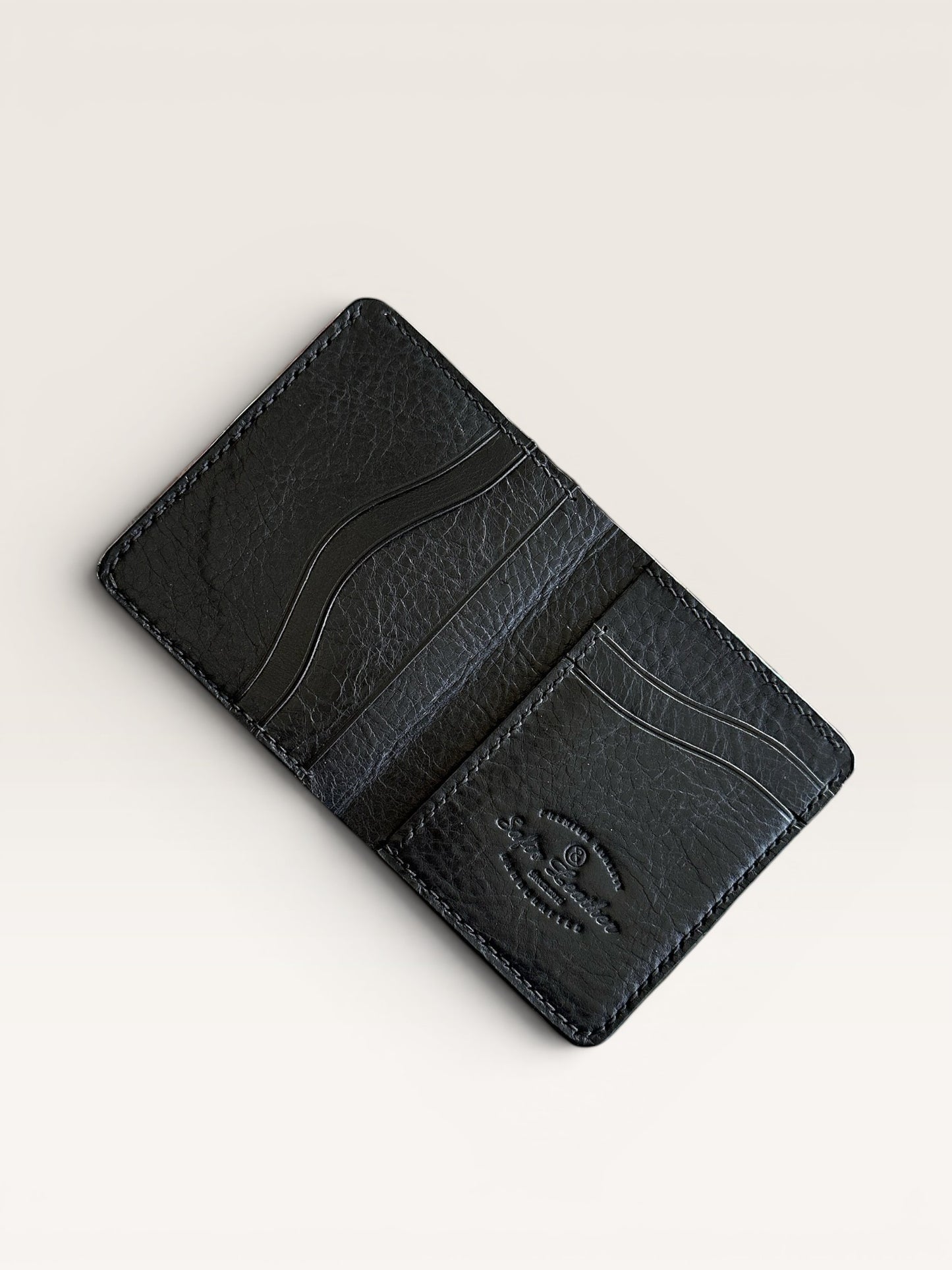 Safir Leather siyah hakiki deri, minimal tasarımlı, elde dikilmiş, 10x8.5 cm boyutlarında, 6-12 kart kapasiteli cüzdan.