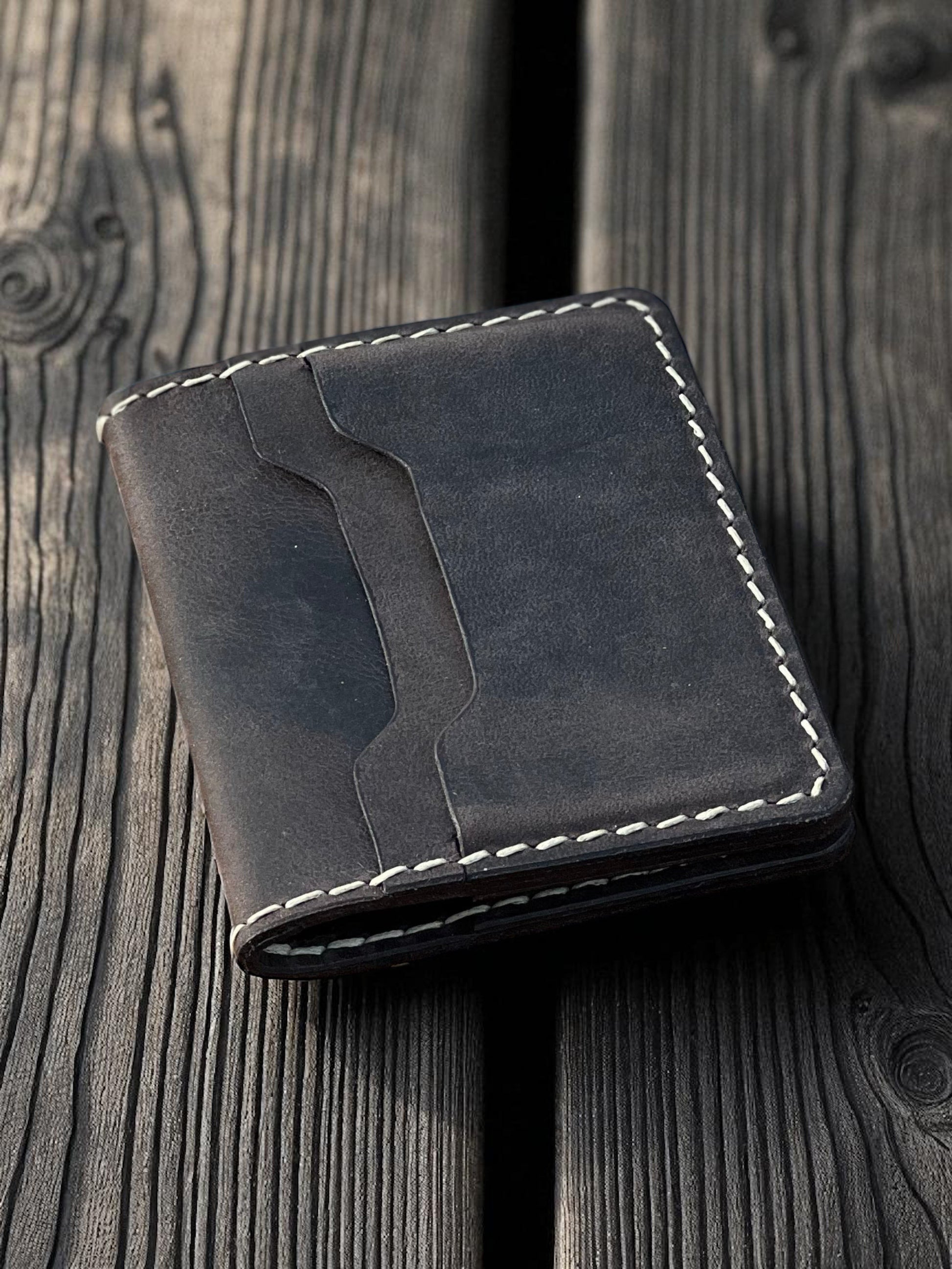 Safir Leather el yapımı siyah hakiki deri minimal cüzdan, beyaz mumlu dikiş detaylı ve vintage görünümlü.