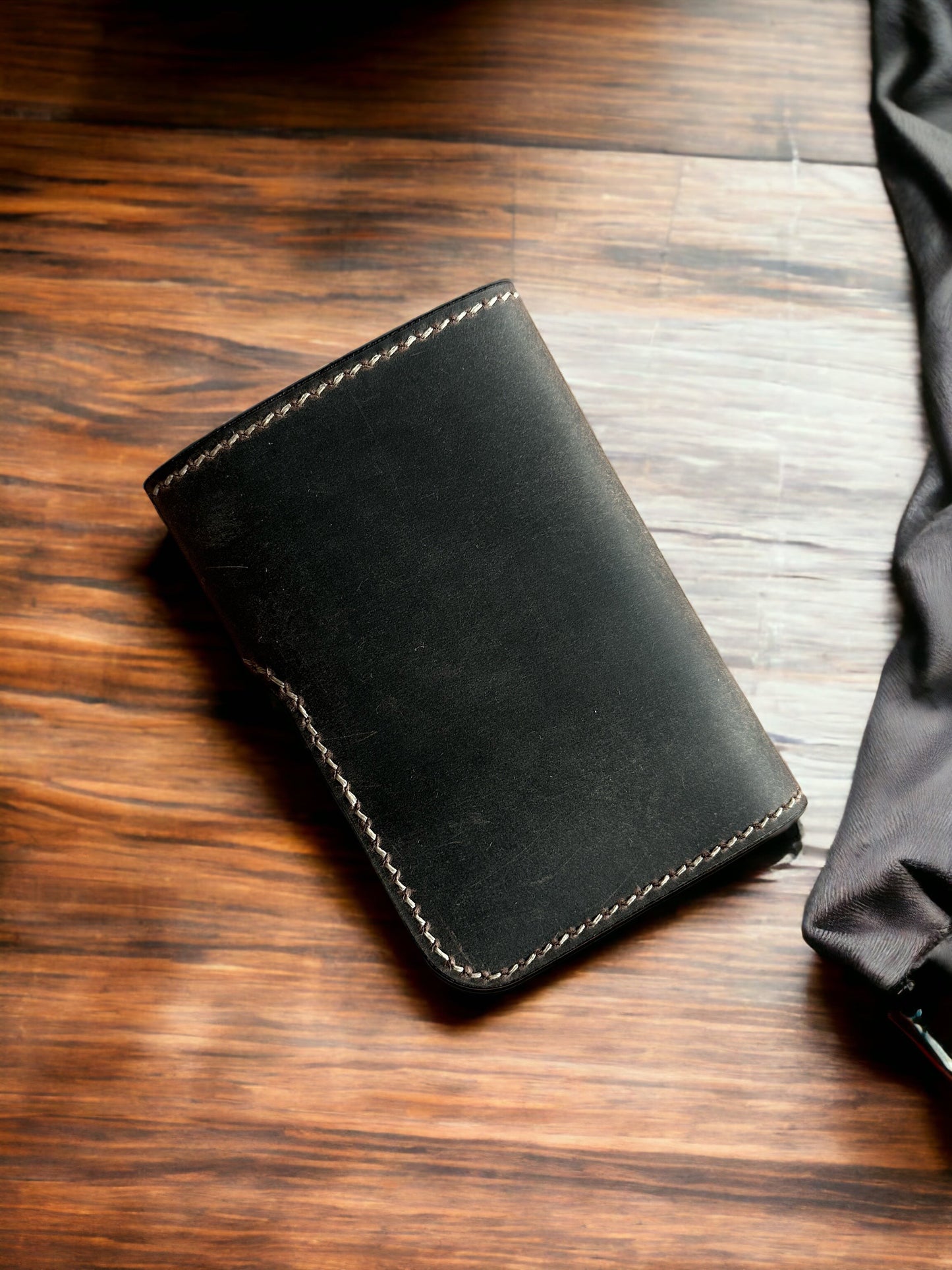 Safir Leather siyah el yapımı hakiki deri cüzdan, mumlu dikiş detaylı minimal ve vintage tasarım.