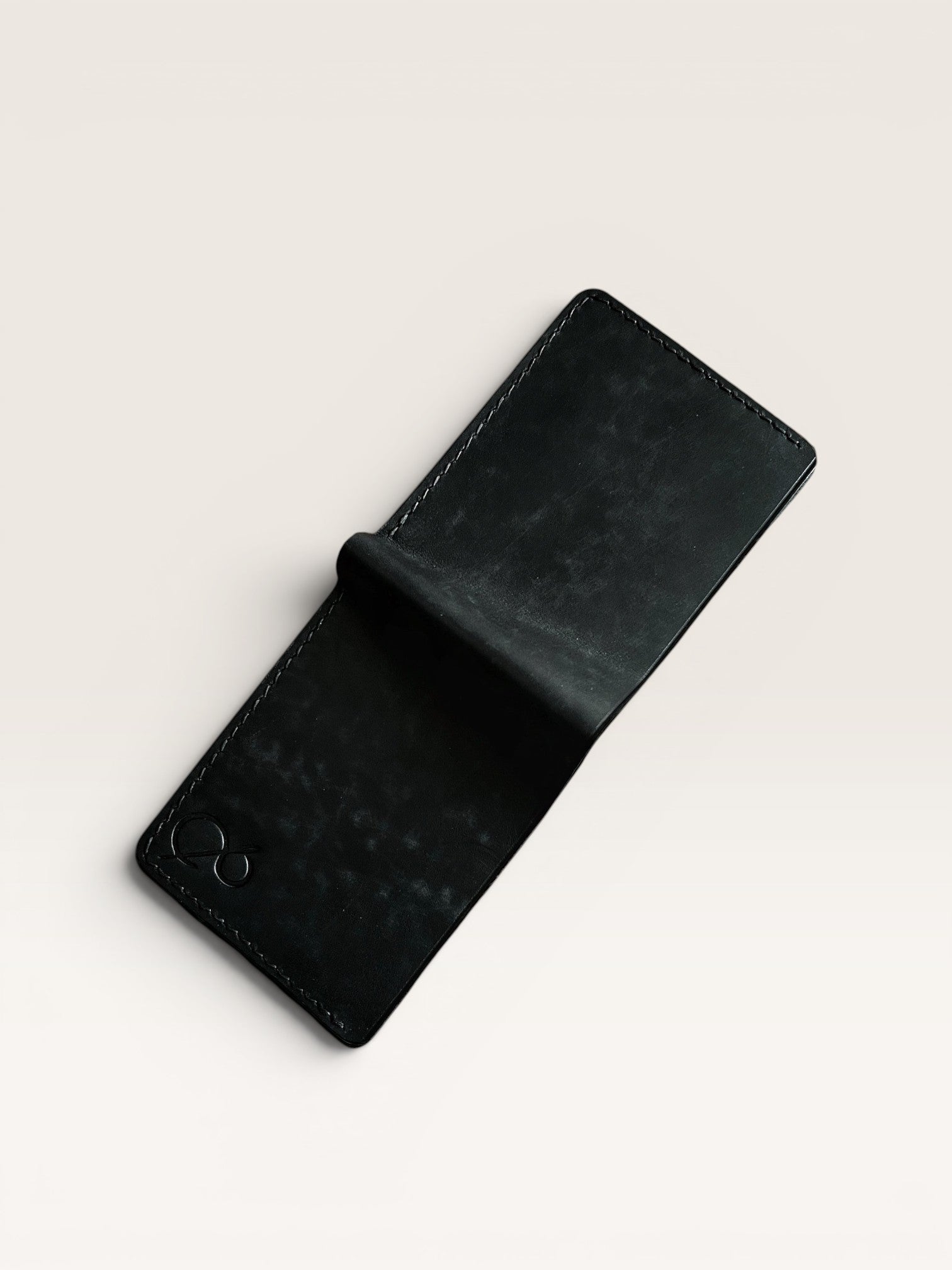 Safir Leather, siyah, hakiki deri, minimalist, elde dikilmiş, klasik cüzdan. 9.5*11.5 cm boyutlarında, 10-14 kart kapasiteli.