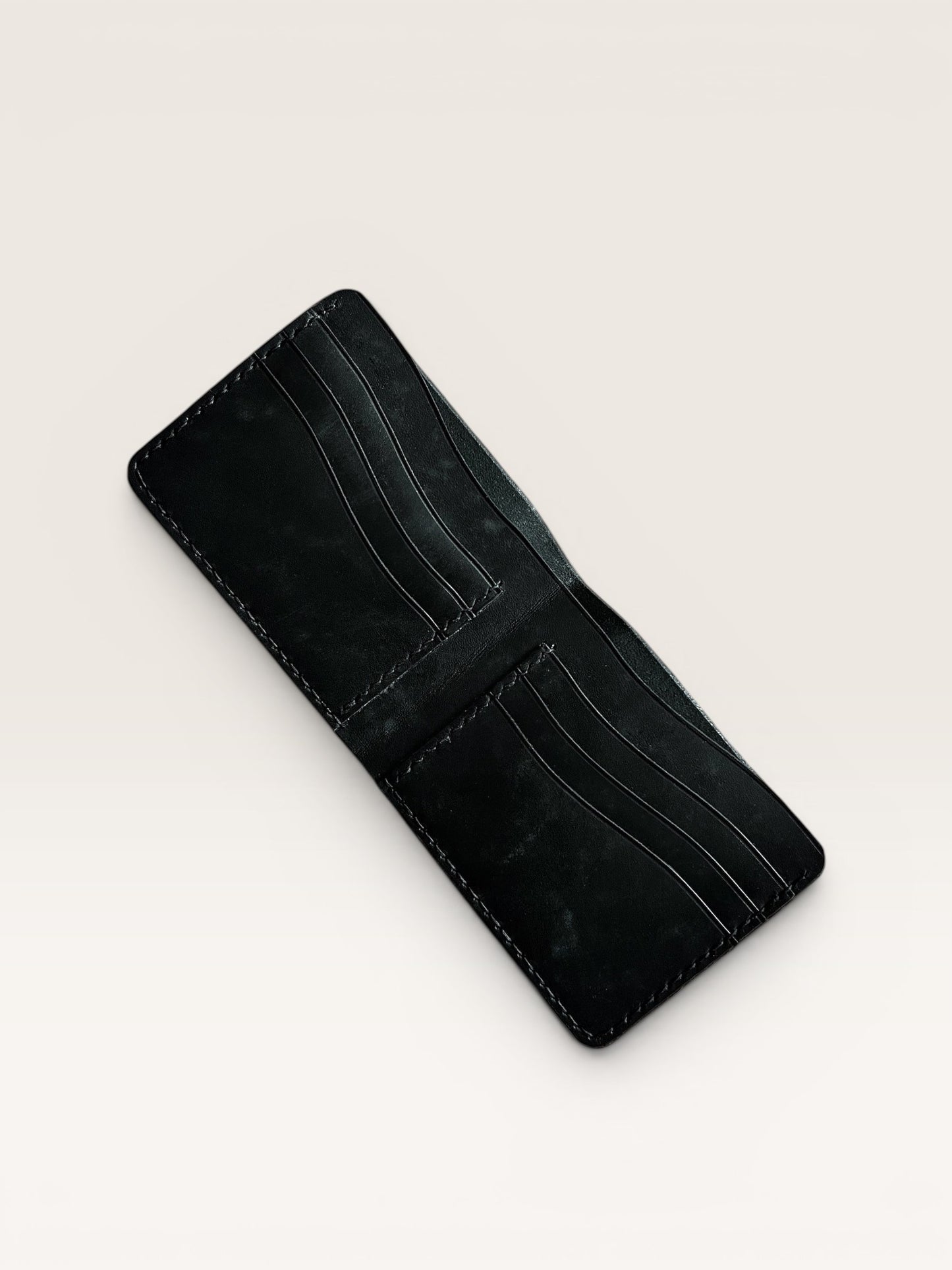 Safir Leather siyah hakiki deri klasik erkek cüzdanı, elde dikilmiş, 10 kart kapasiteli, minimal tasarım.