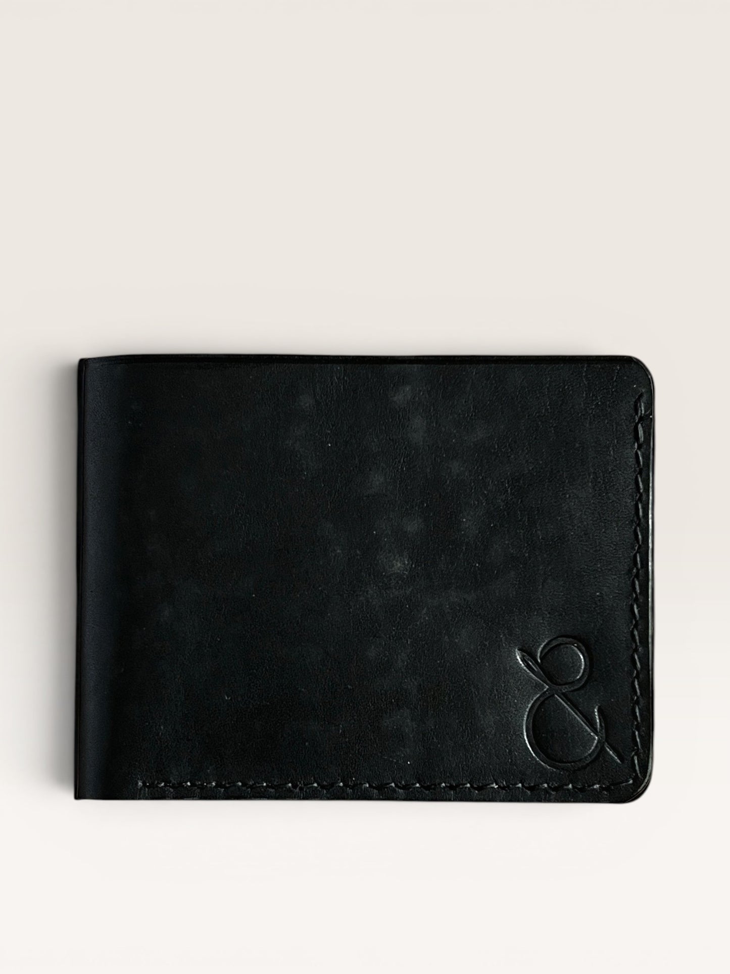 Safir Leather, siyah, hakiki deri, minimalist, el yapımı, klasik cüzdan. Özel dikiş detaylı ve kabartma ampersand logolu.