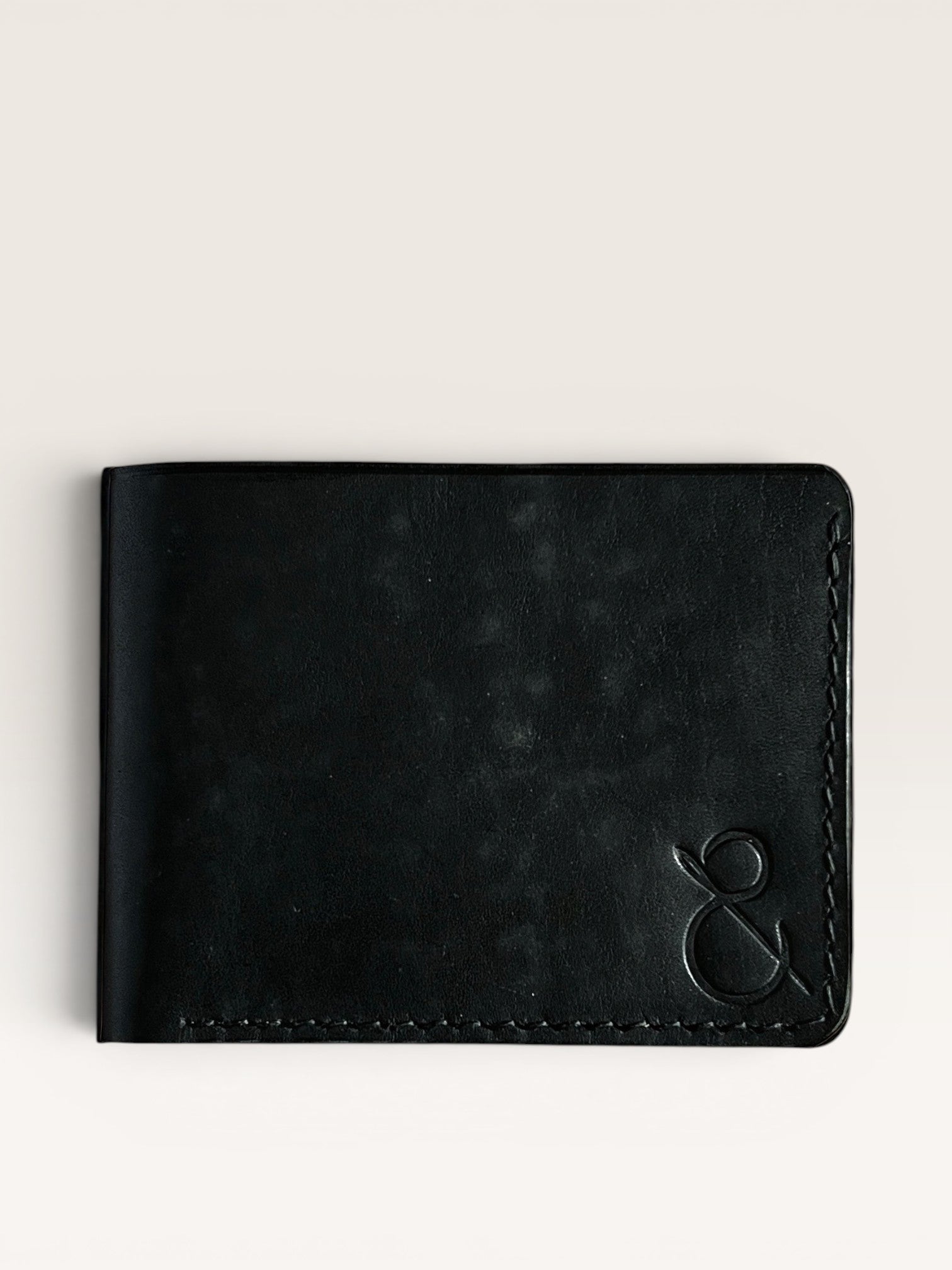 Safir Leather, siyah, hakiki deri, minimalist, el yapımı, klasik cüzdan. Özel dikiş detaylı ve kabartma ampersand logolu.
