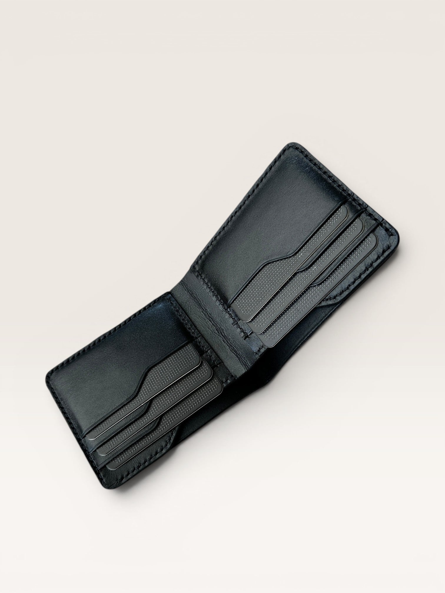 Safir Leather Siyah İtalyan Deri Cüzdan, 8 kart bölmeli ve nakit para gözlü, zarif ve dayanıklı.