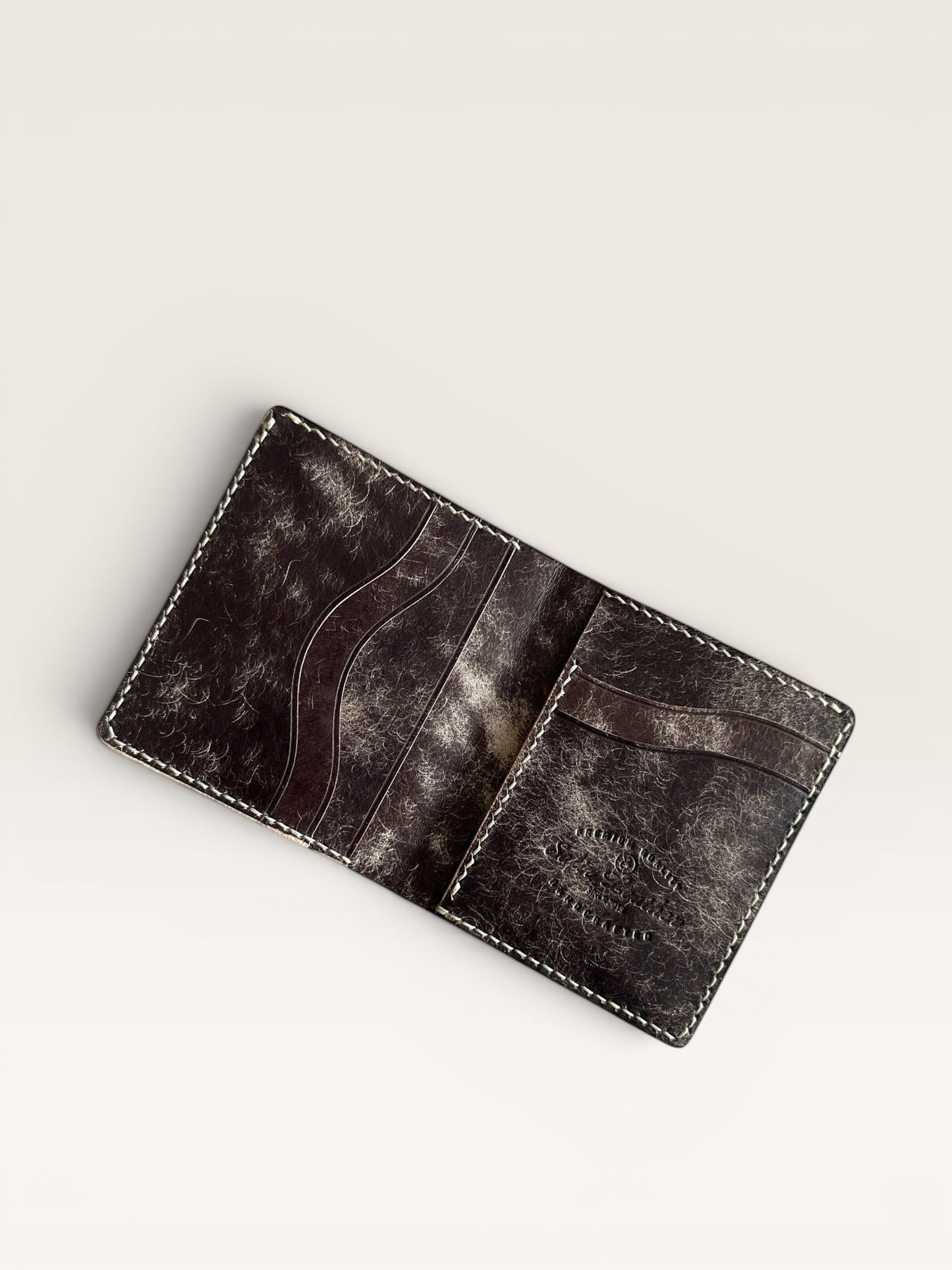 Safir Leather el yapımı taba rengi İtalyan deri asimetrik efektli cüzdan, zarif ve dayanıklı.