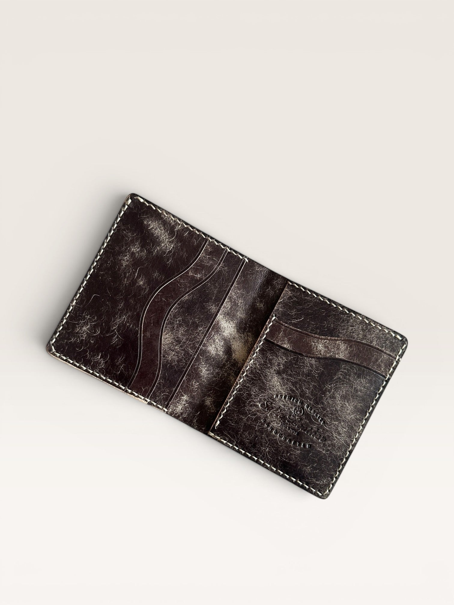 Safir Leather el yapımı taba rengi İtalyan deri asimetrik efektli cüzdan, zarif ve dayanıklı.