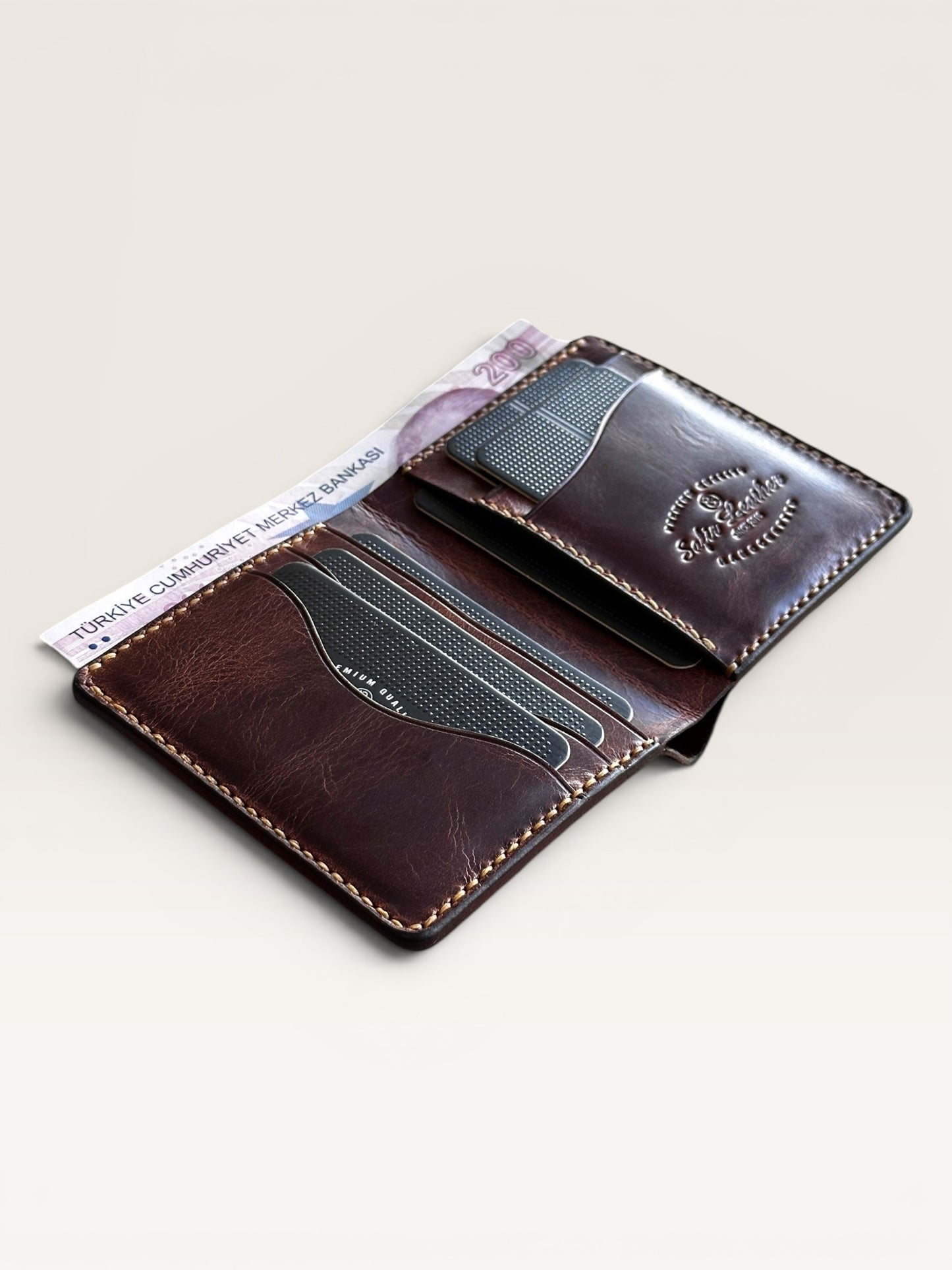Safir Leather Babil model taba renk İtalyan deri cüzdan, kart bölmeli ve nakit para için tasarlanmıştır.