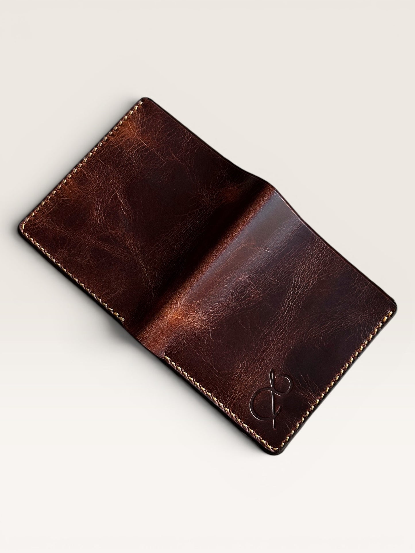 Safir Leather Babil model taba renk İtalyan deri cüzdan, el yapımı, 10x8.5 cm boyutlarında, kart ve para bölmeli.