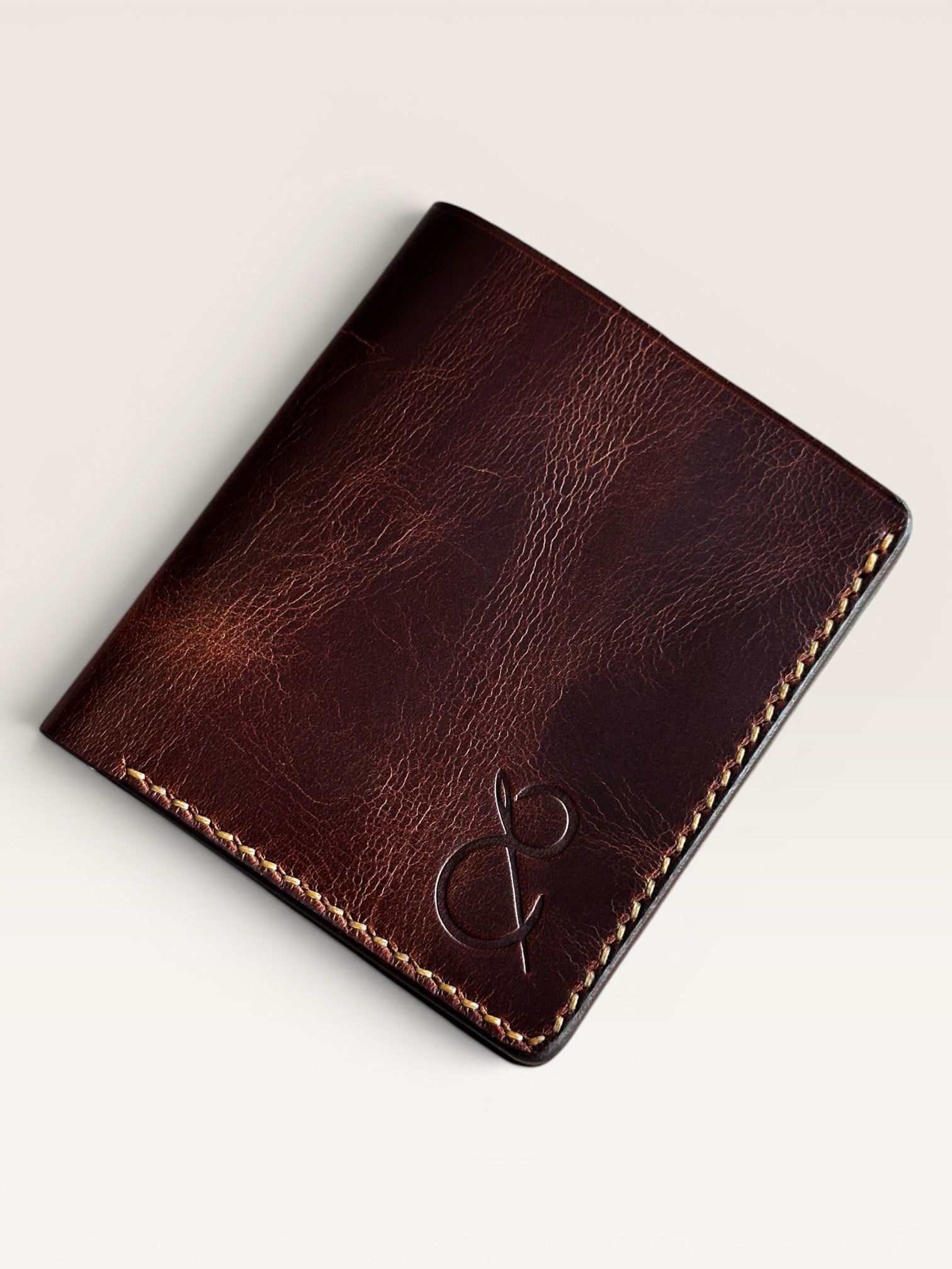 Safir Leather Babil model taba renk İtalyan deri cüzdan, el yapımı, 10x8.5 cm boyutlarında, kart bölmeli.
