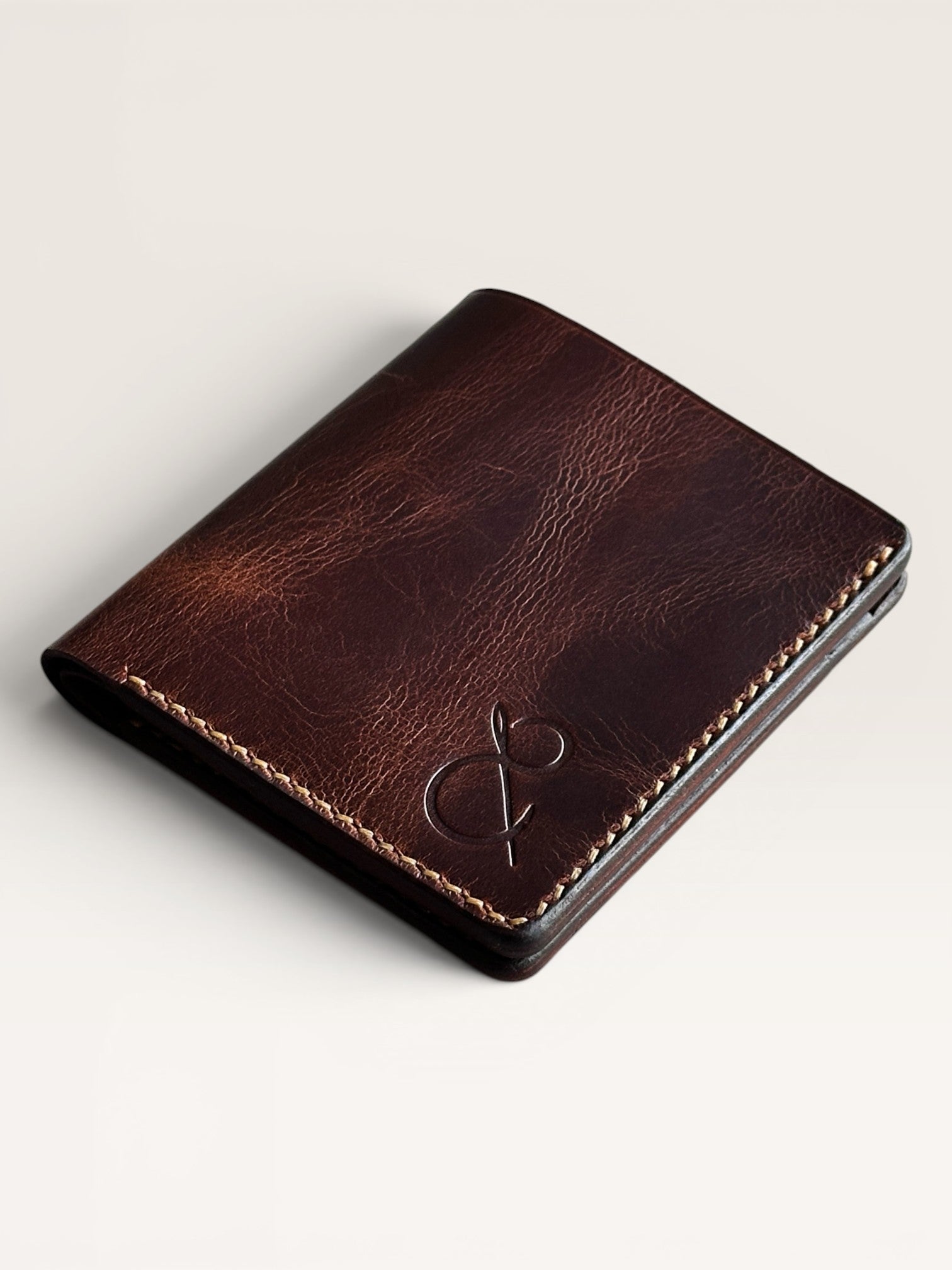 Safir Leather Babil model taba renk İtalyan deri cüzdan, el yapımı, 10x8.5 cm boyutlarında, kart ve para bölmeli.