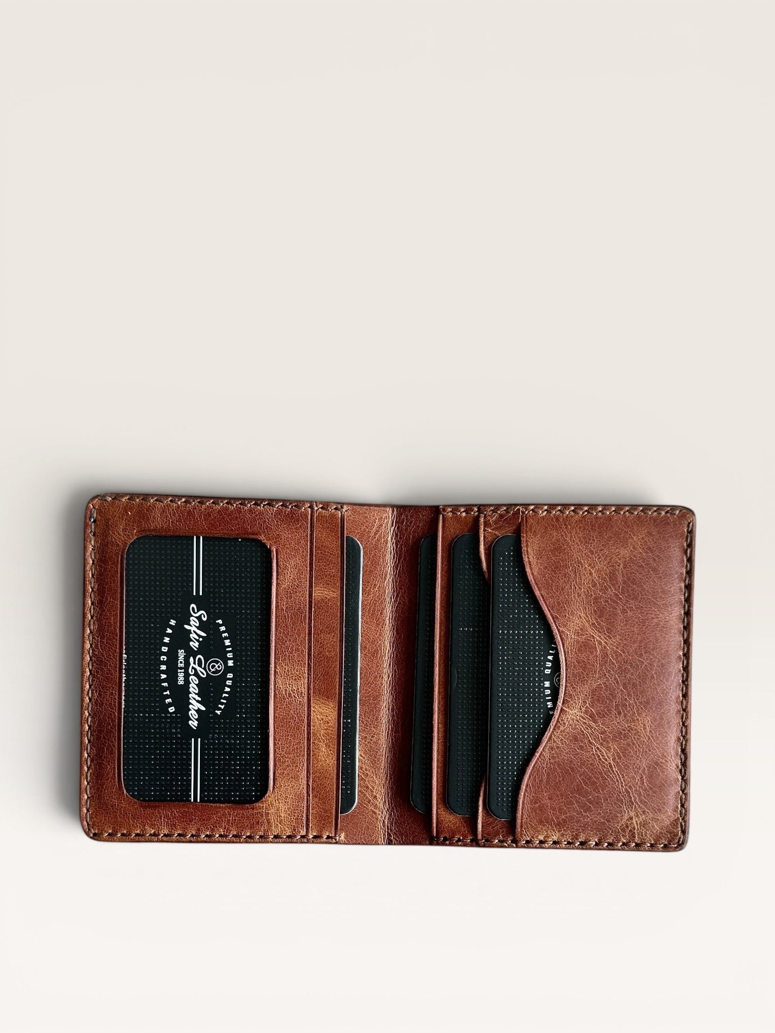 Safir Leather el yapımı taba rengi İtalyan deri cüzdan, kartlık ve nakit bölmeleriyle şık ve kullanışlı.
