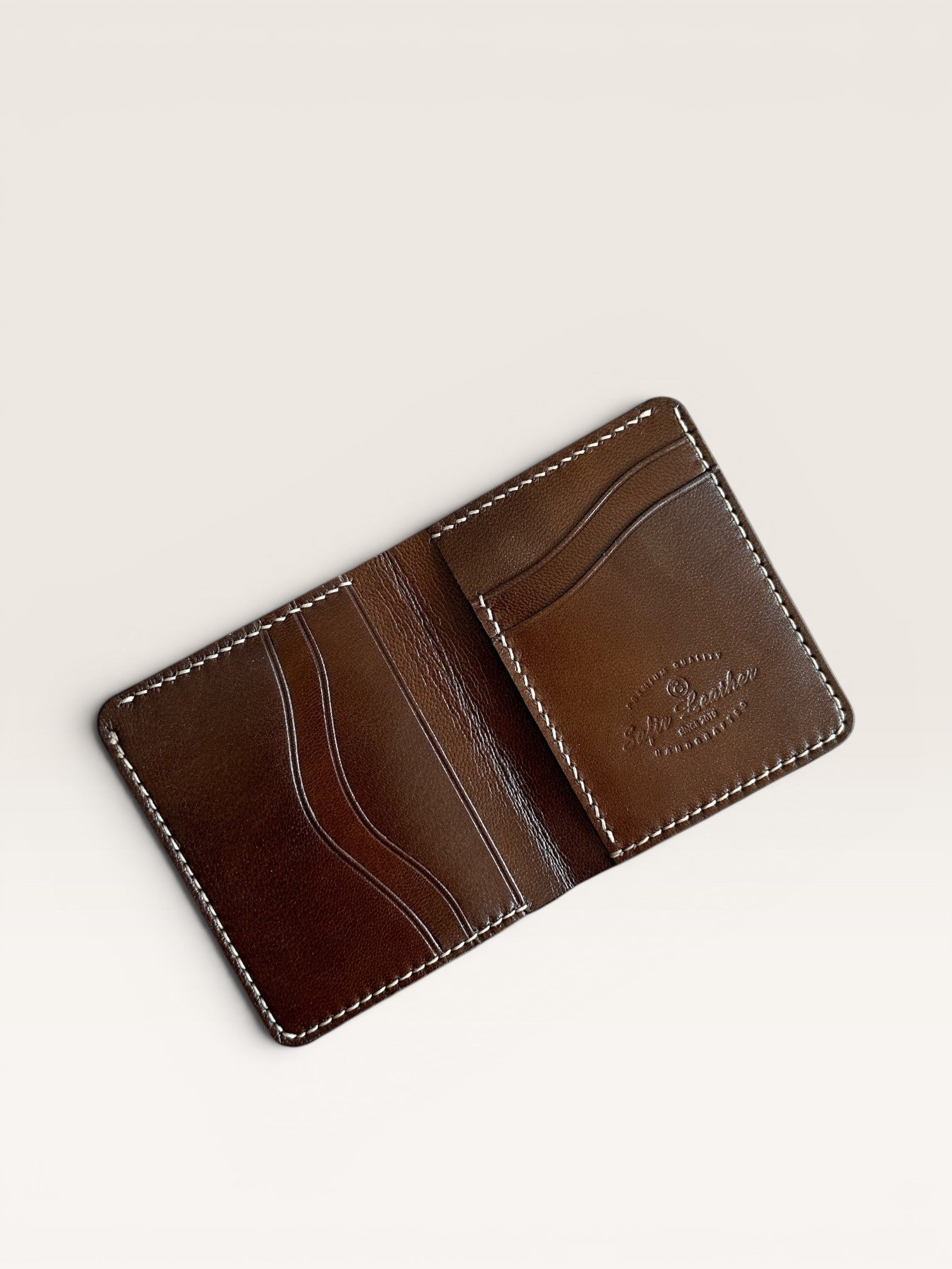 Safir Leather el yapımı taba rengi İtalyan deri cüzdan, ince dikişli ve ultra hafif.