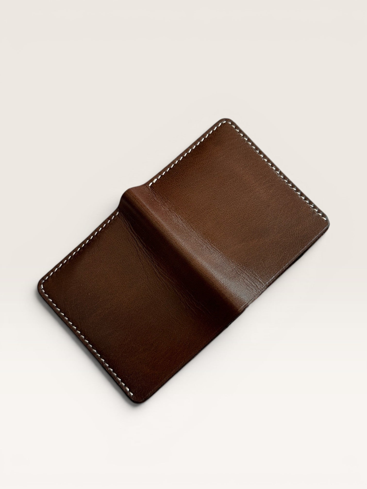 Safir Leather el yapımı taba rengi İtalyan deri cüzdan, ince dikişli, ultra hafif ve şık tasarım.