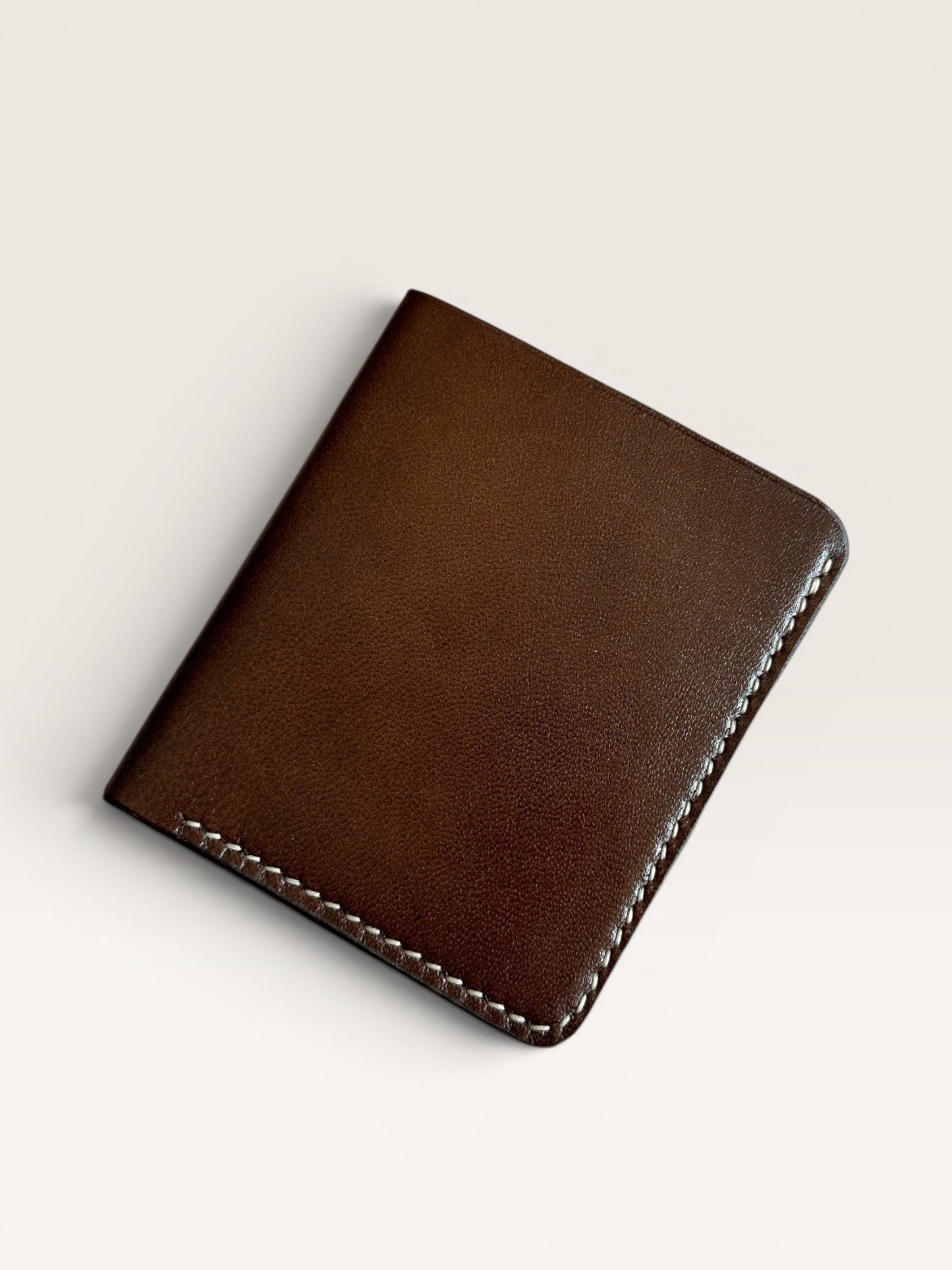 Safir Leather el yapımı taba rengi İtalyan deri cüzdan, ince dikişli, ultra hafif ve şık tasarım.
