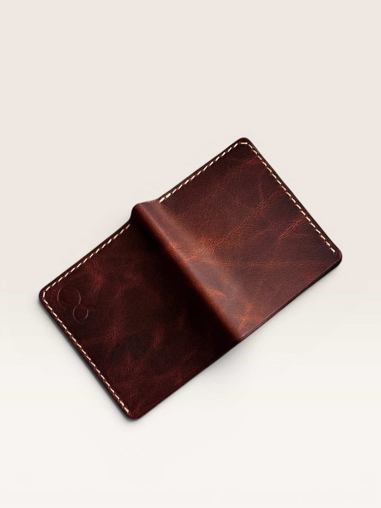 Safir Leather el yapımı taba rengi İtalyan deri cüzdan, zarif ve dayanıklı, pratik kullanım sunar.