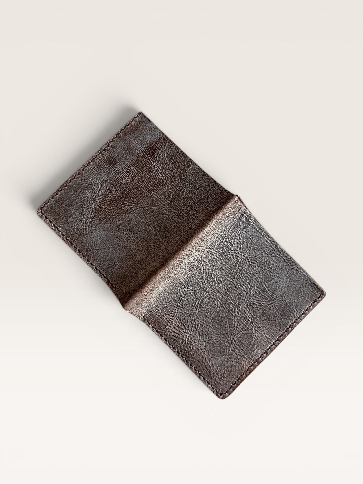 Safir Leather el yapımı taba rengi İtalyan derisi cüzdan, zarif ve dayanıklı tasarım.