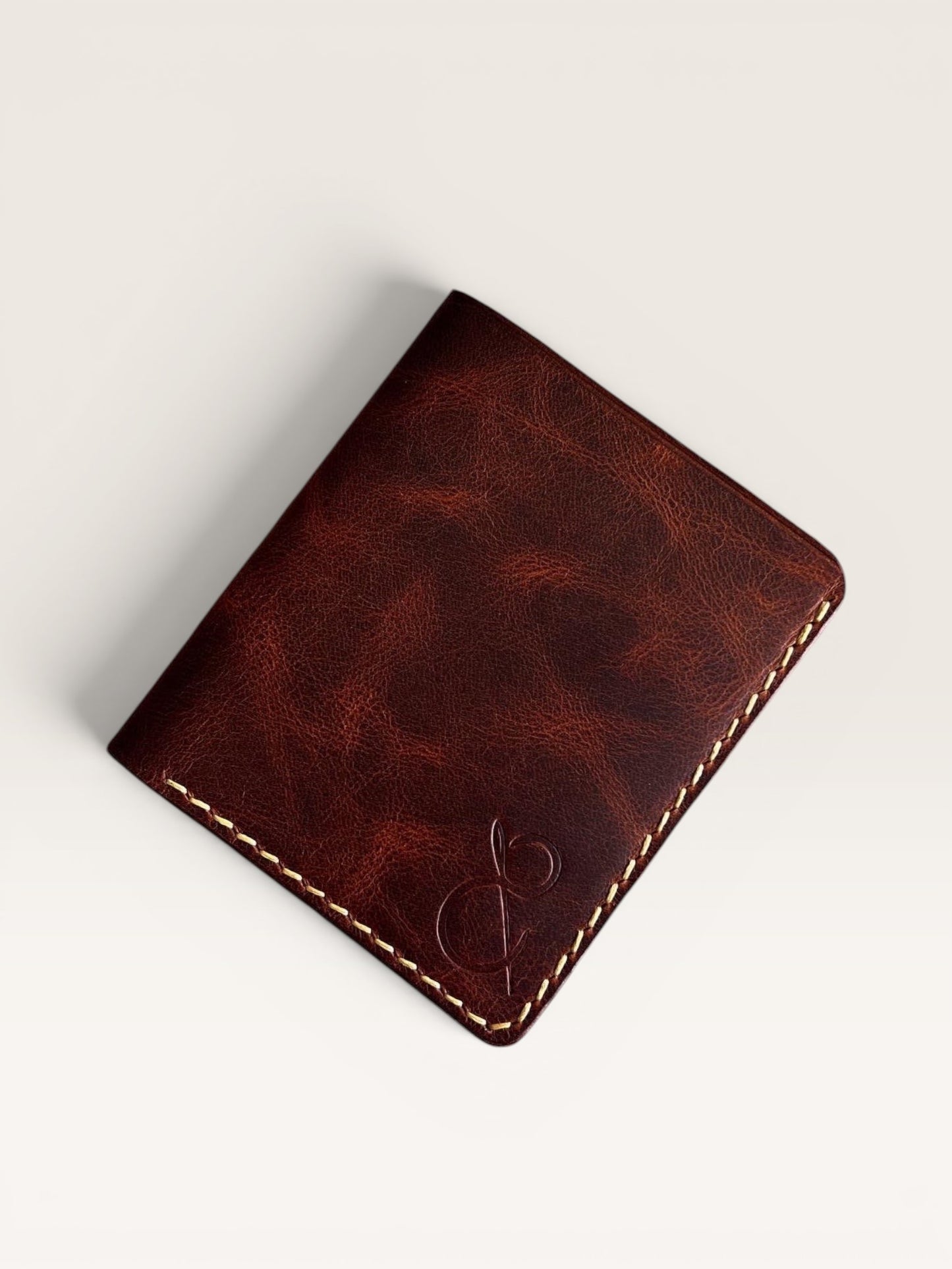 Safir Leather el yapımı taba rengi İtalyan deri cüzdan, zarif ve dayanıklı, ince dikiş detaylı.