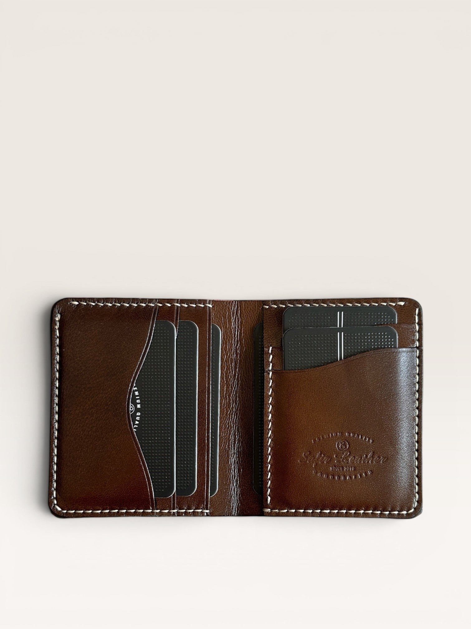 Safir Leather el yapımı taba rengi İtalyan deri cüzdan, kart bölmeli ve ince dikiş detaylı.