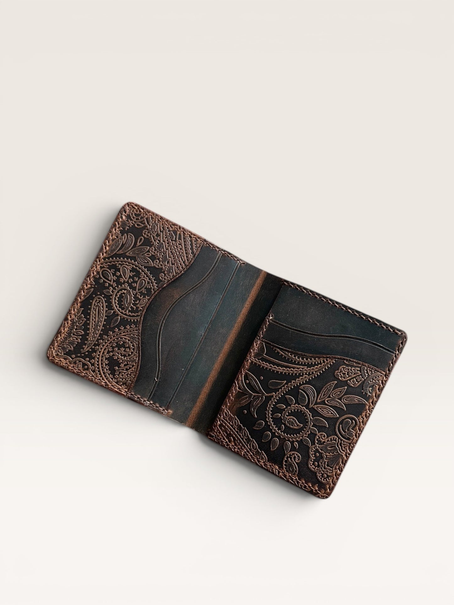 Safir Leather el yapımı taba rengi İtalyan deri cüzdan, işlemeli ve zarif tasarım.