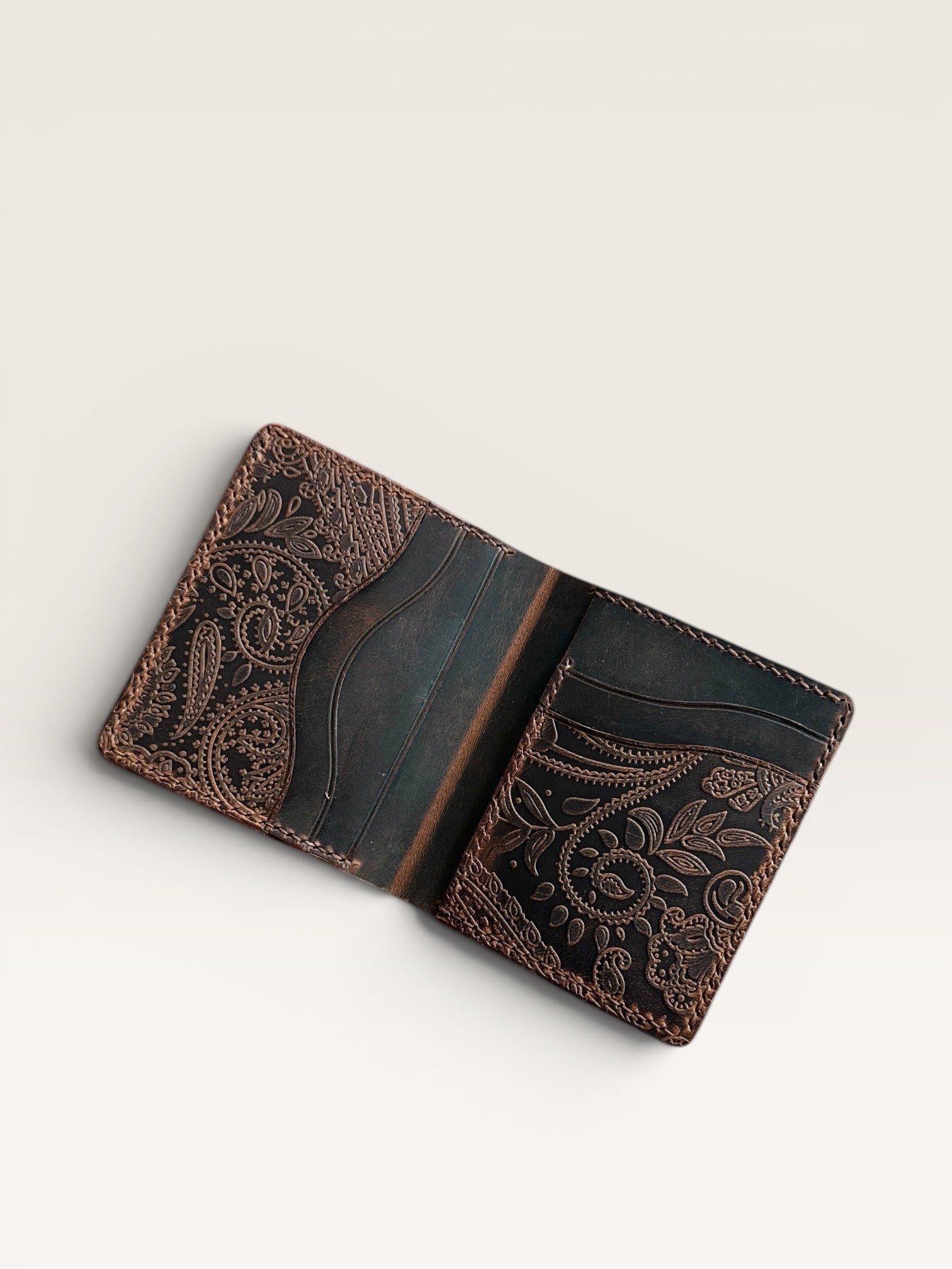 Safir Leather el yapımı taba rengi İtalyan deri cüzdan, işlemeli ve zarif tasarım.