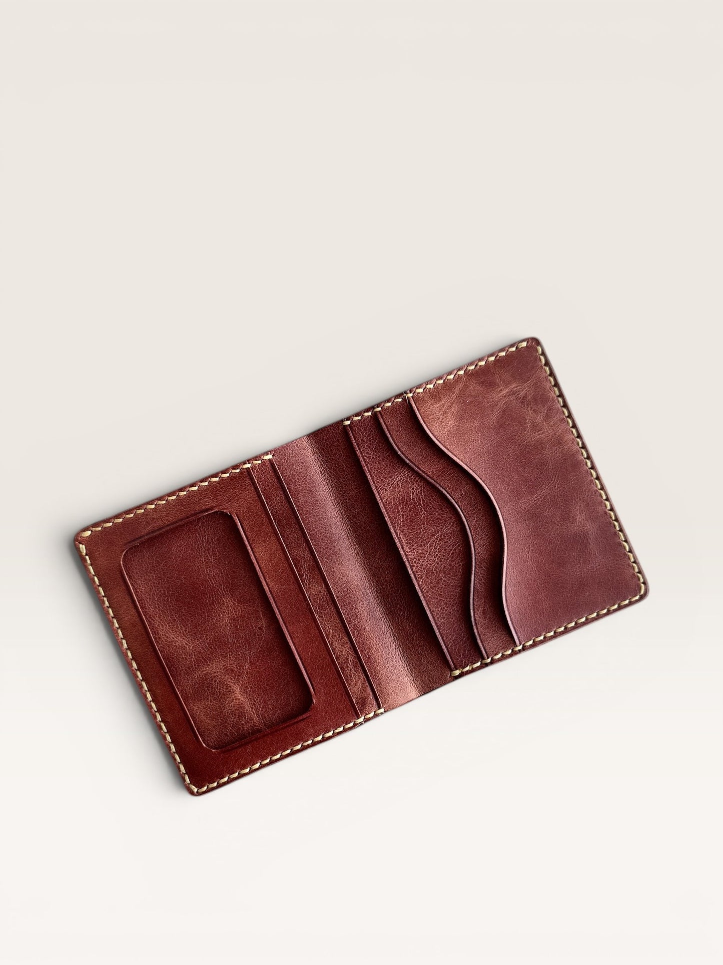 Safir Leather el yapımı taba rengi İtalyan deri cüzdan, kart bölmeli ve şık dikiş detaylı.