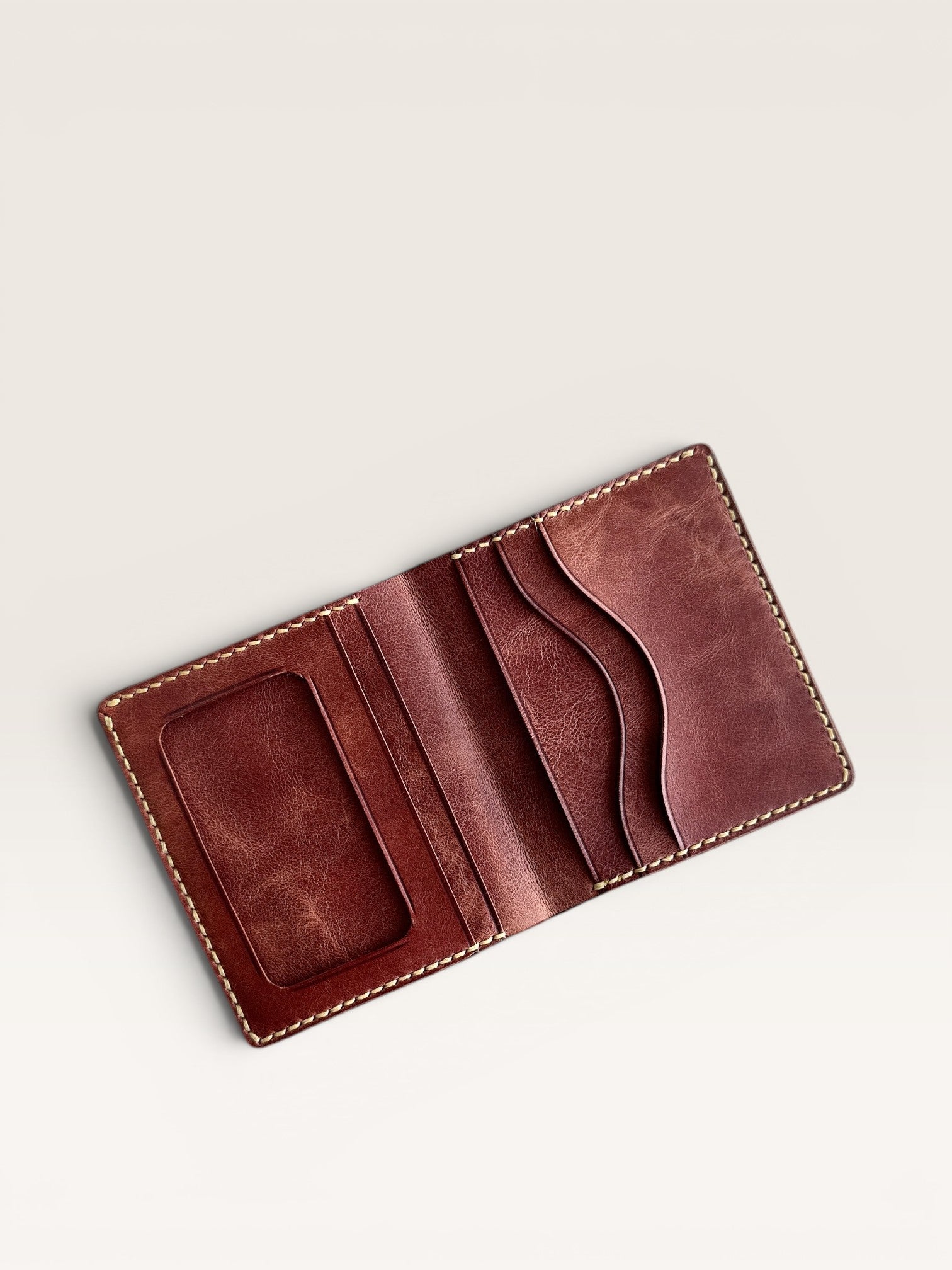 Safir Leather el yapımı taba rengi İtalyan deri cüzdan, kart bölmeli ve şık dikiş detaylı.