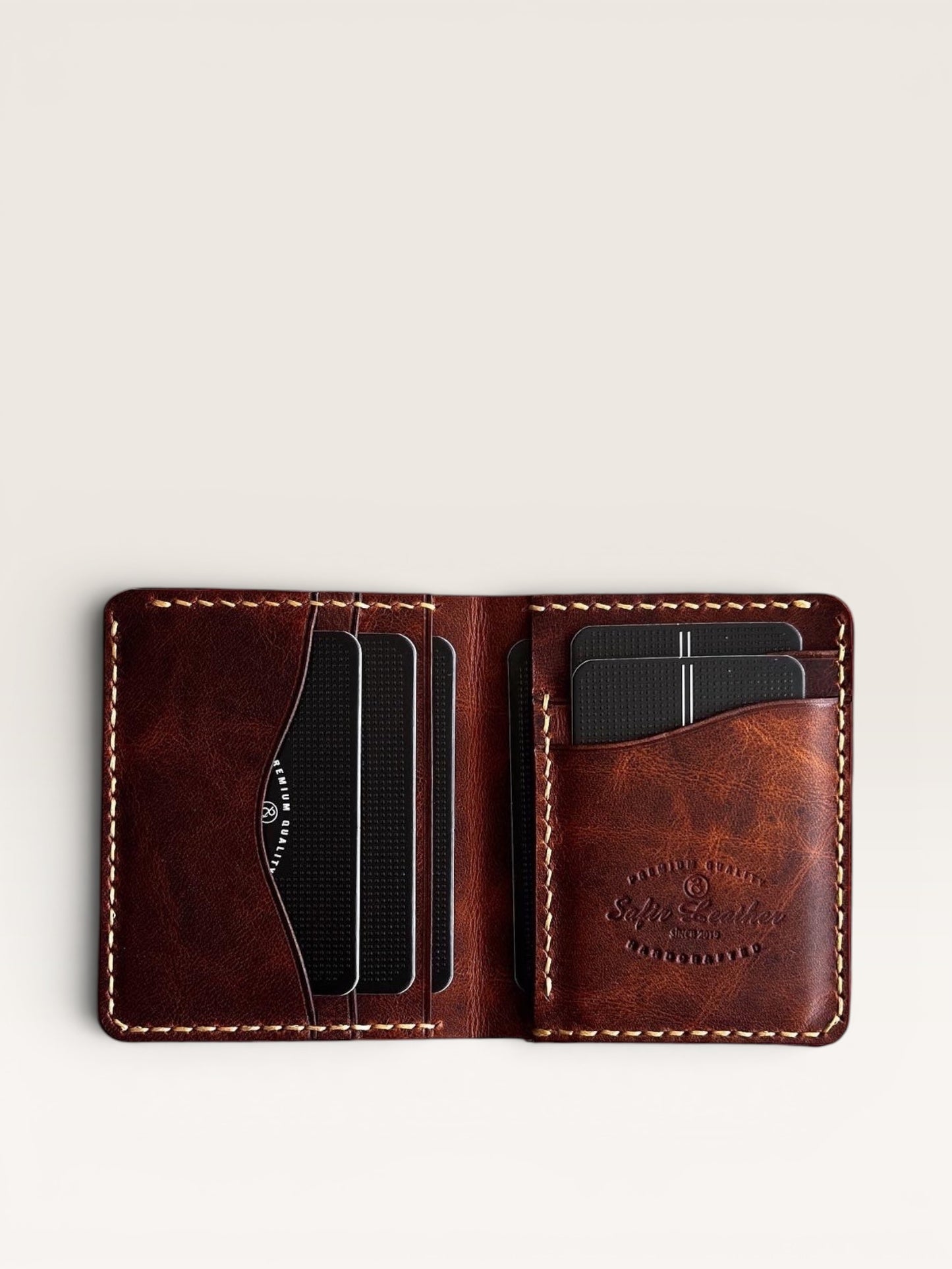 Safir Leather el yapımı taba rengi İtalyan deri cüzdan, kart bölmeli ve şık dikiş detaylı.