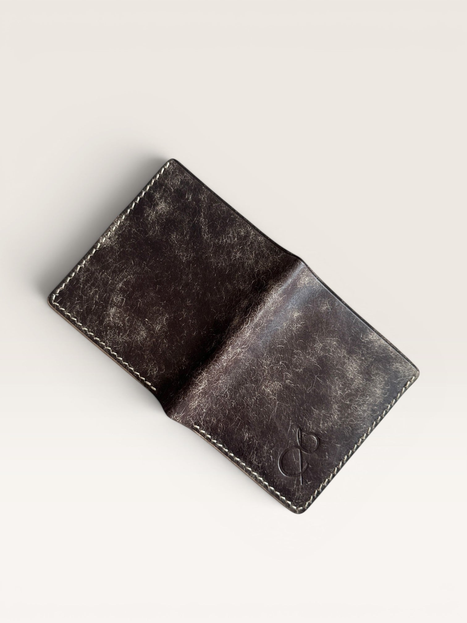 Safir Leather el yapımı taba rengi İtalyan derisi asimetrik efektli cüzdan, beyaz dikiş detaylı ve kabartma logo.