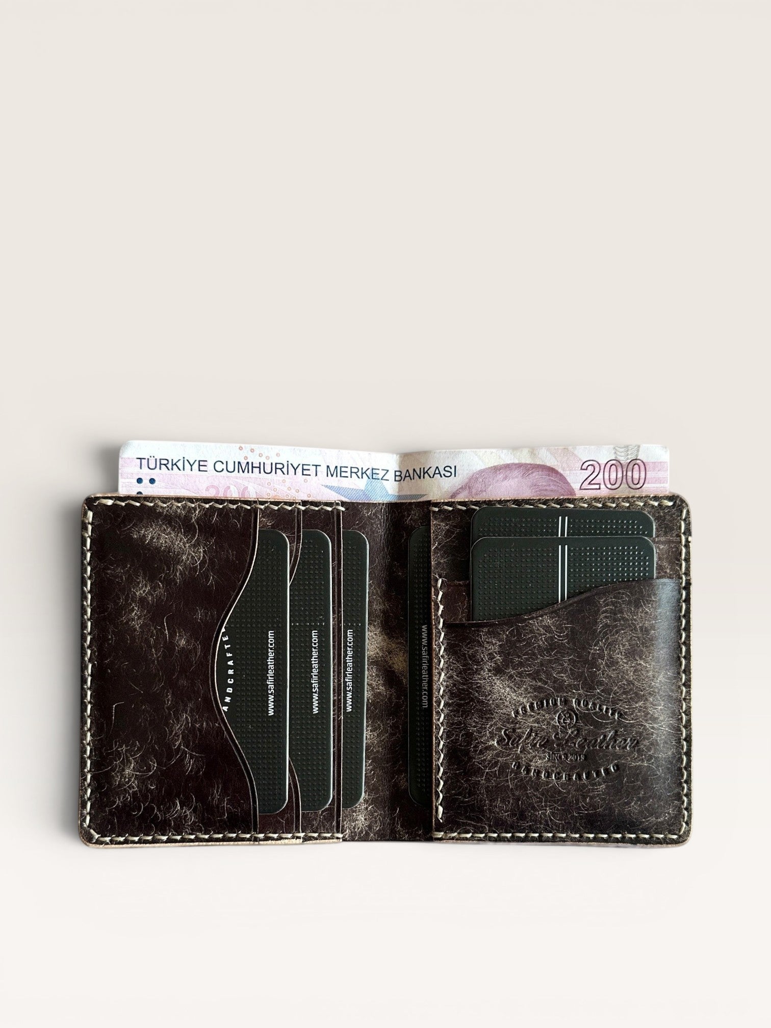 Safir Leather el yapımı taba rengi İtalyan derisi asimetrik efektli cüzdan, kart ve nakit bölmeli.