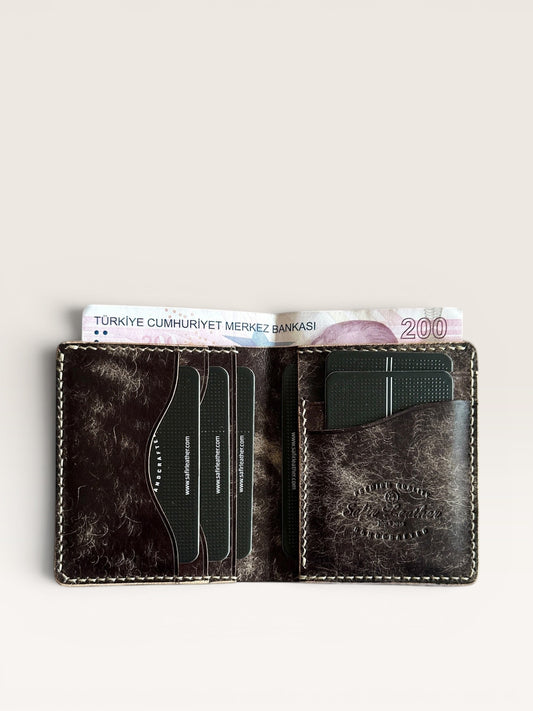 Safir Leather el yapımı taba rengi İtalyan derisi asimetrik efektli cüzdan, kart ve nakit bölmeli.