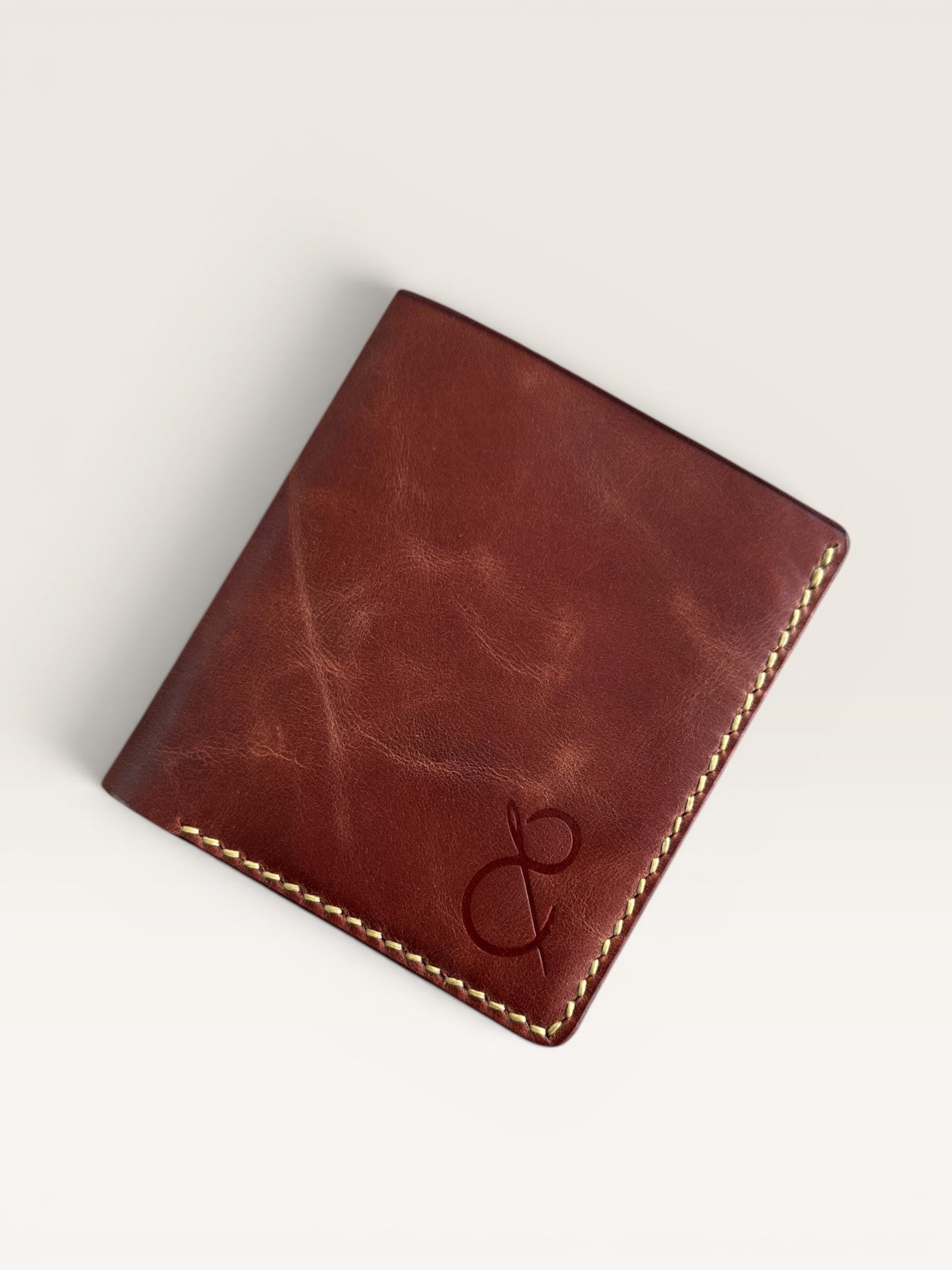 Safir Leather el yapımı taba rengi İtalyan deri cüzdan, zarif ve dayanıklı, günlük kullanım için ideal.