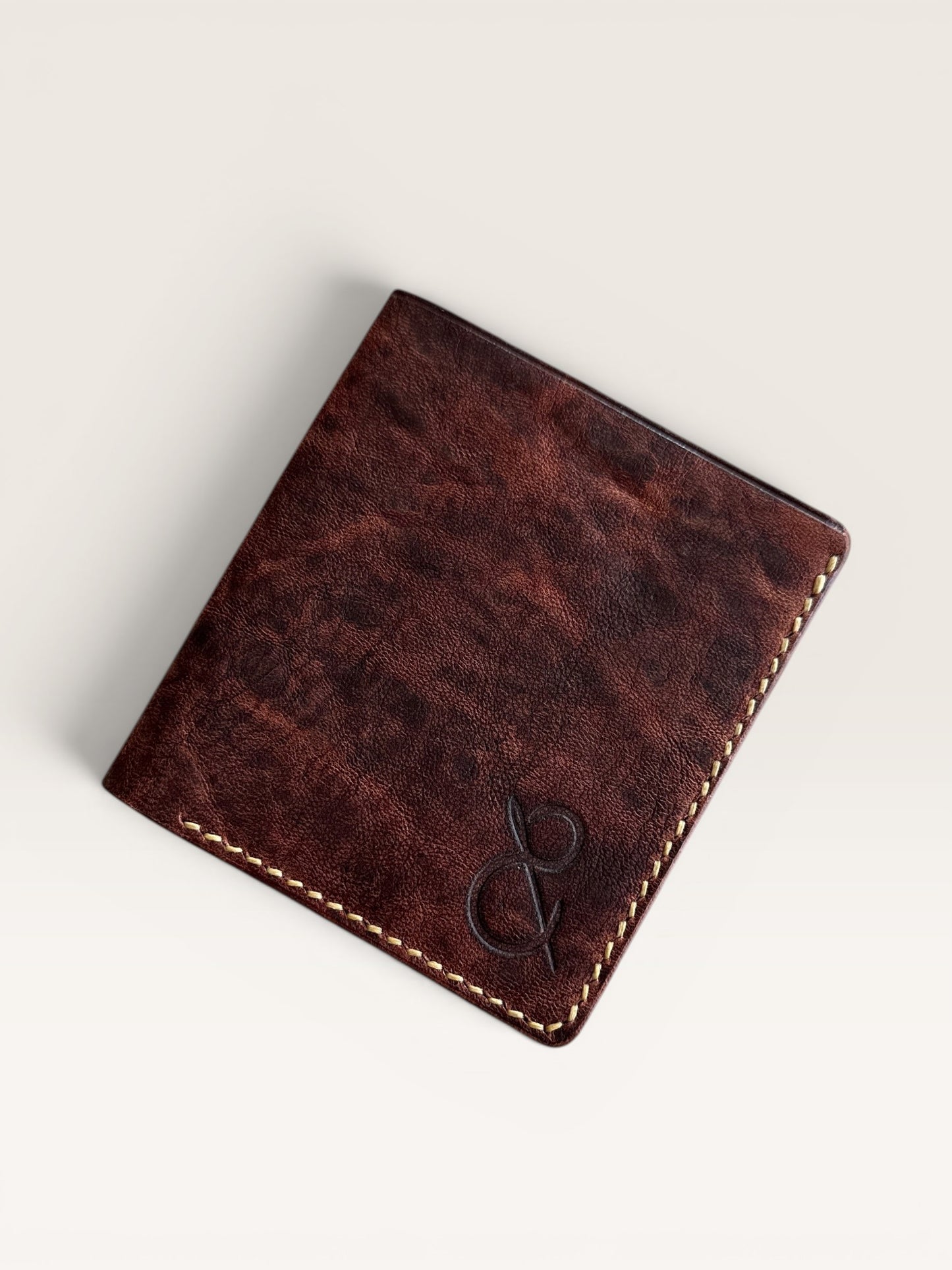 Safir Leather el yapımı taba rengi İtalyan at derisi cüzdan, zarif dikiş detayları ve kabartma logo ile.
