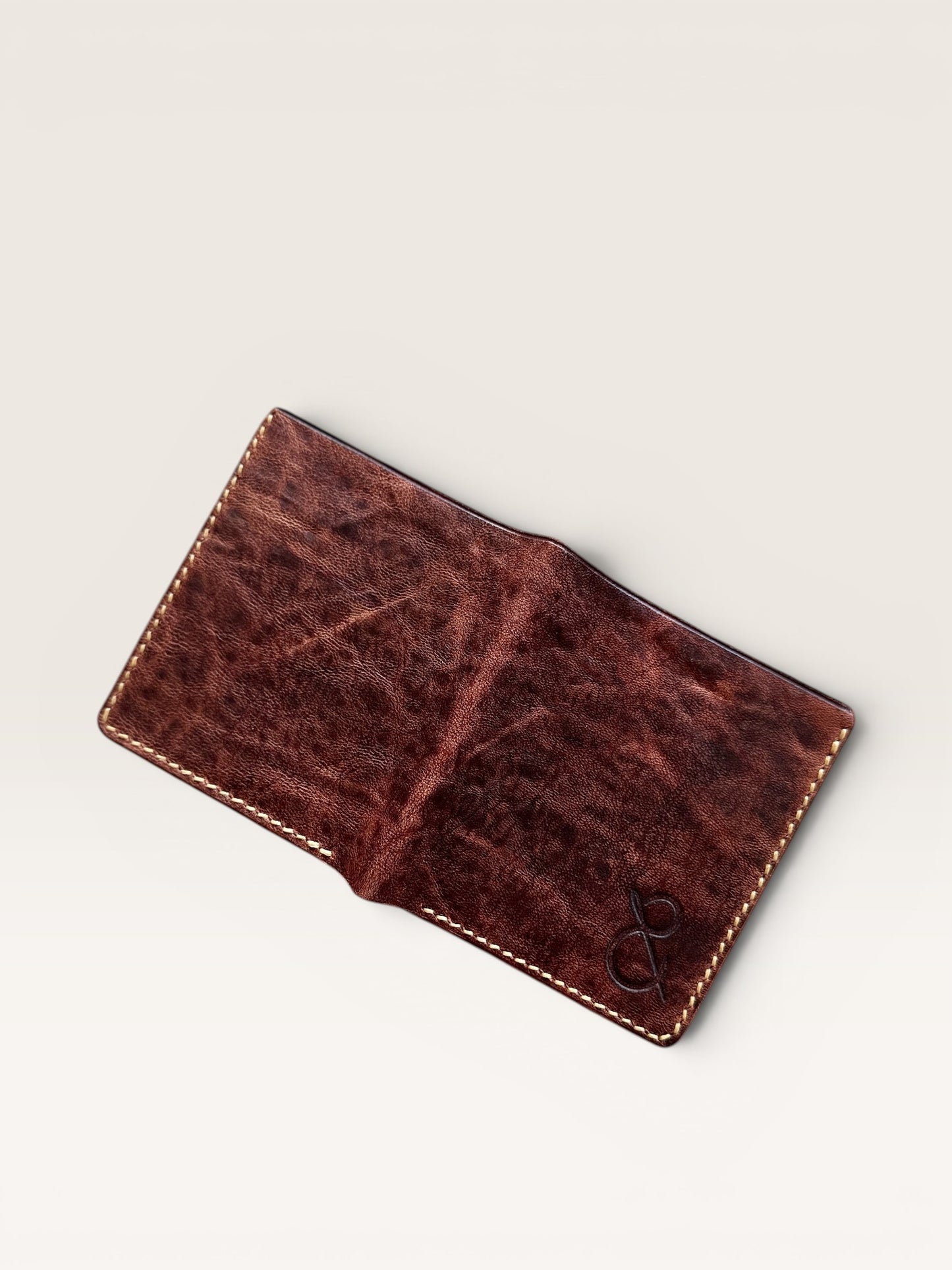 Safir Leather el yapımı taba rengi İtalyan at derisi cüzdan, zarif dikiş detayları ve minimalist tasarımıyla öne çıkıyor.