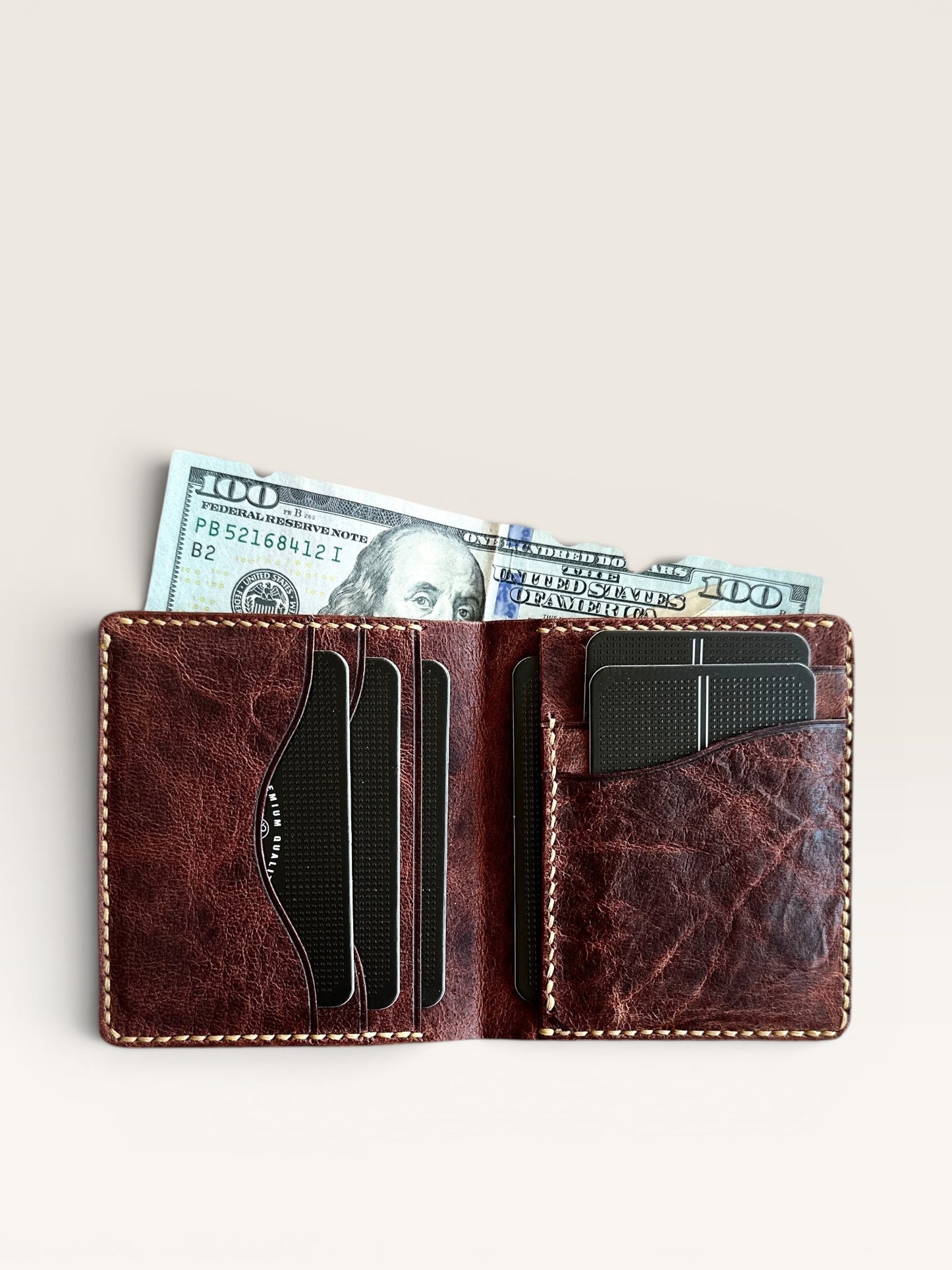 Safir Leather el yapımı taba rengi İtalyan at derisi cüzdan, kart bölmeleri ve nakit için pratik kullanım sunar.