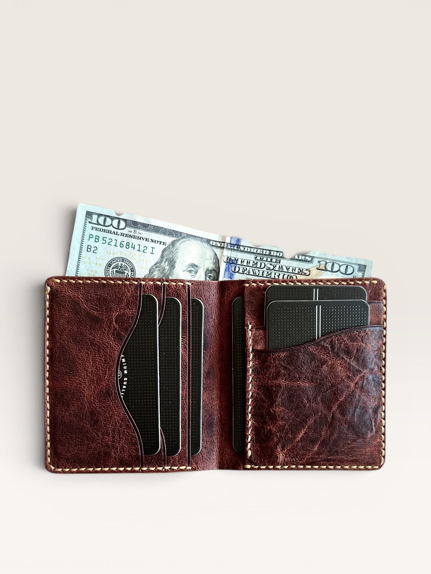 Safir Leather el yapımı taba rengi İtalyan at derisi cüzdan, kart bölmeleri ve nakit için pratik kullanım sunar.