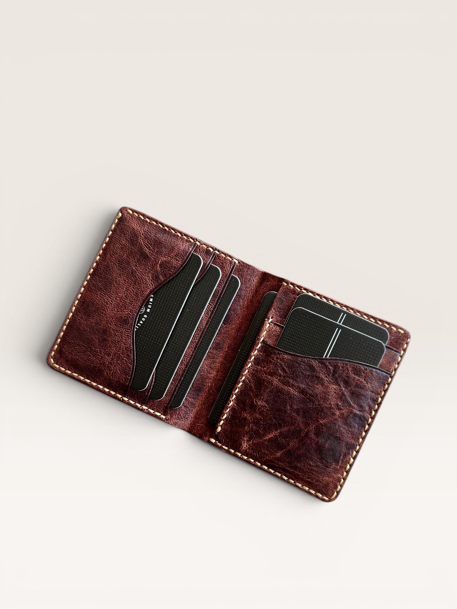 Safir Leather el yapımı taba rengi İtalyan at derisi cüzdan, kart bölmeleri ve şık dikiş detayları.