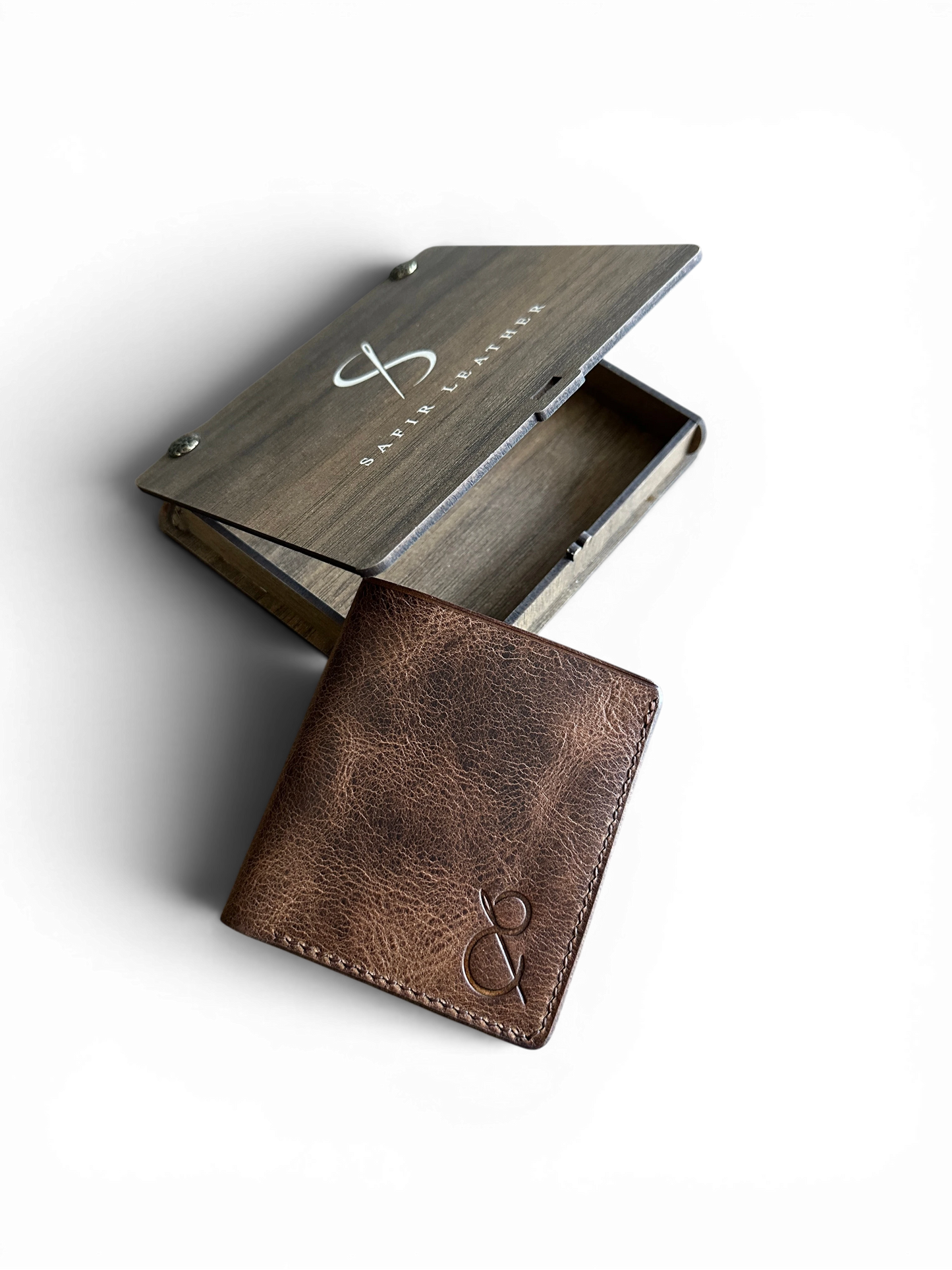 Safir Leather Babil Heritage taba rengi el yapımı İtalyan deri cüzdan ve özel ahşap hediye kutusu.