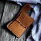 Safir Leather Western Land el yapımı taba rengi hakiki deri cüzdan, mumlu dikiş detaylı minimal tasarım.