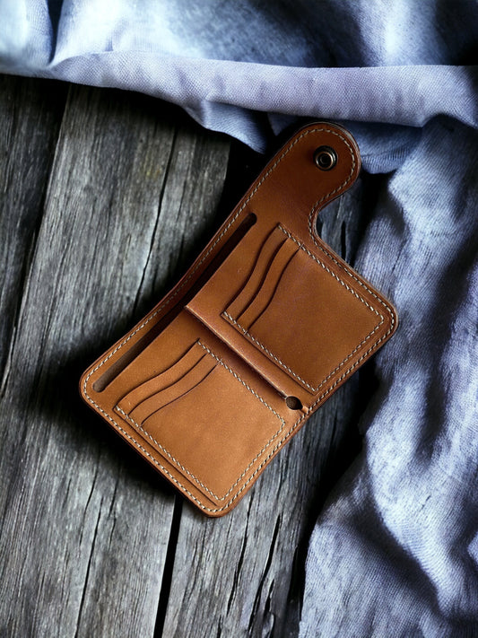 Safir Leather Western Land el yapımı taba rengi hakiki deri cüzdan, mumlu dikiş detaylı minimal tasarım.